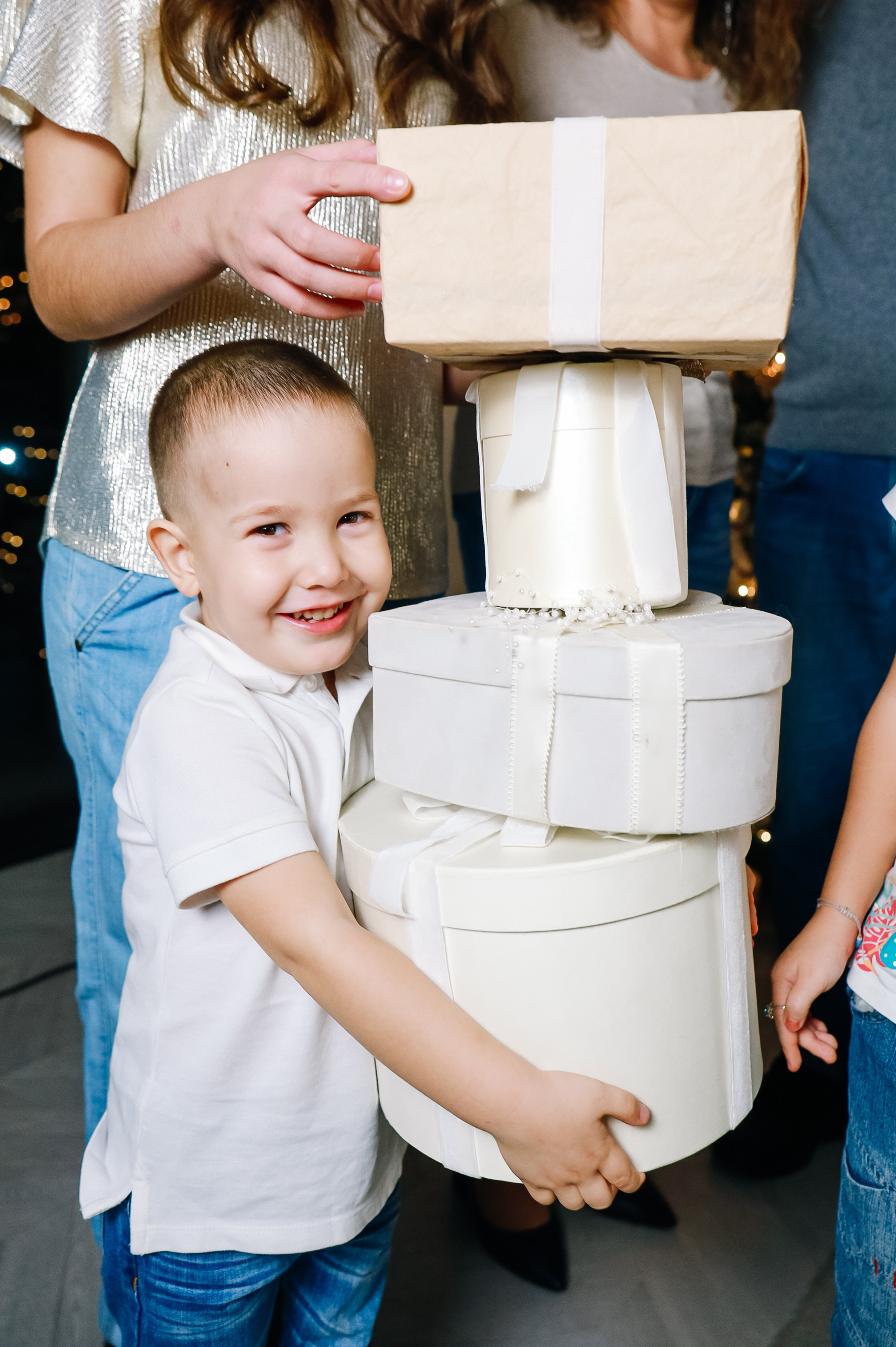 Дружная семья с четырьмя детьми. Визуал для эспертов и блогеров