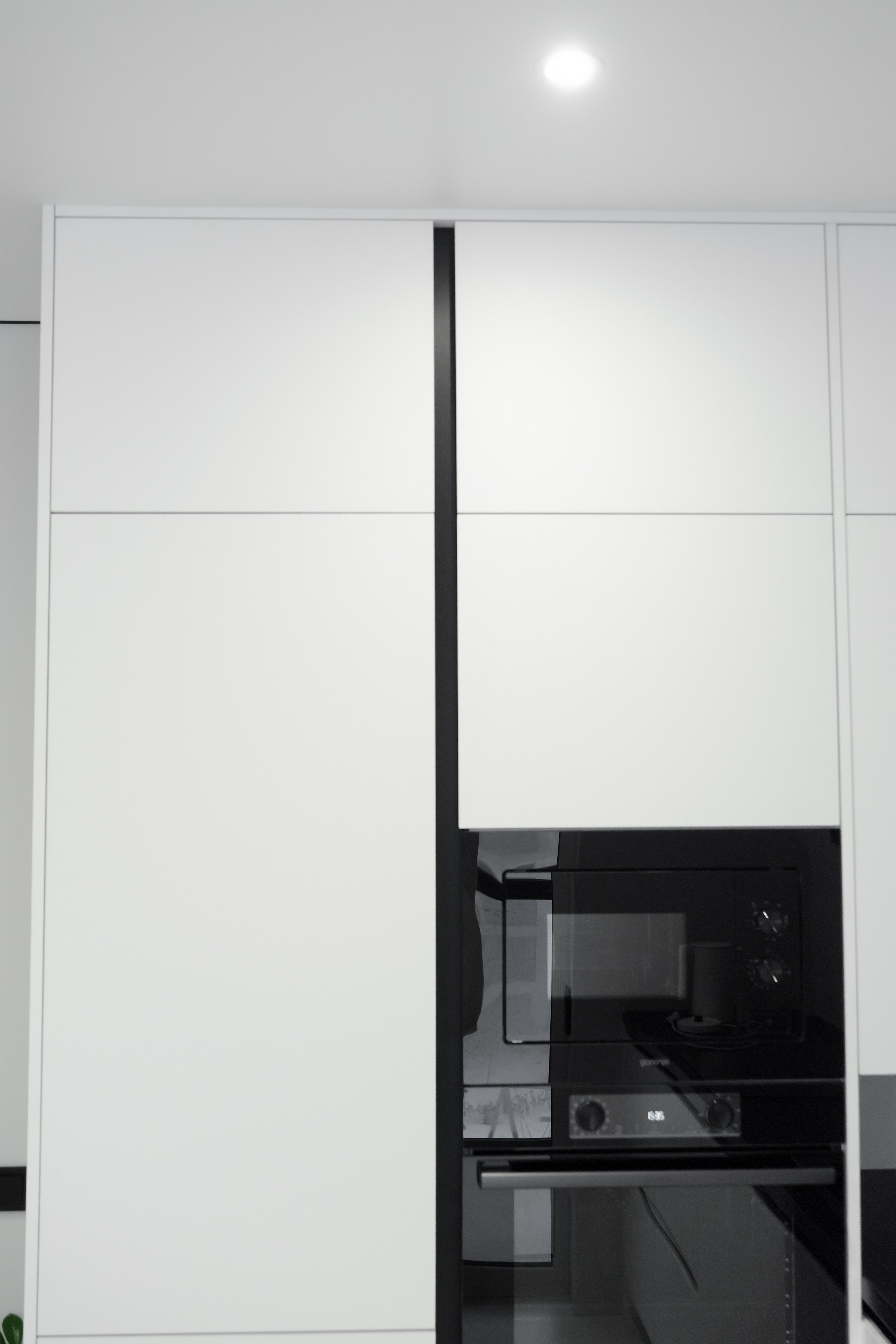 Мебель на заказ в Томске ЖК Михайловский Парк | Минималистичная кухня. ГУДРУМ — Мебель на заказ в Томске | Кухни | Шкафы | Стулья и Столы