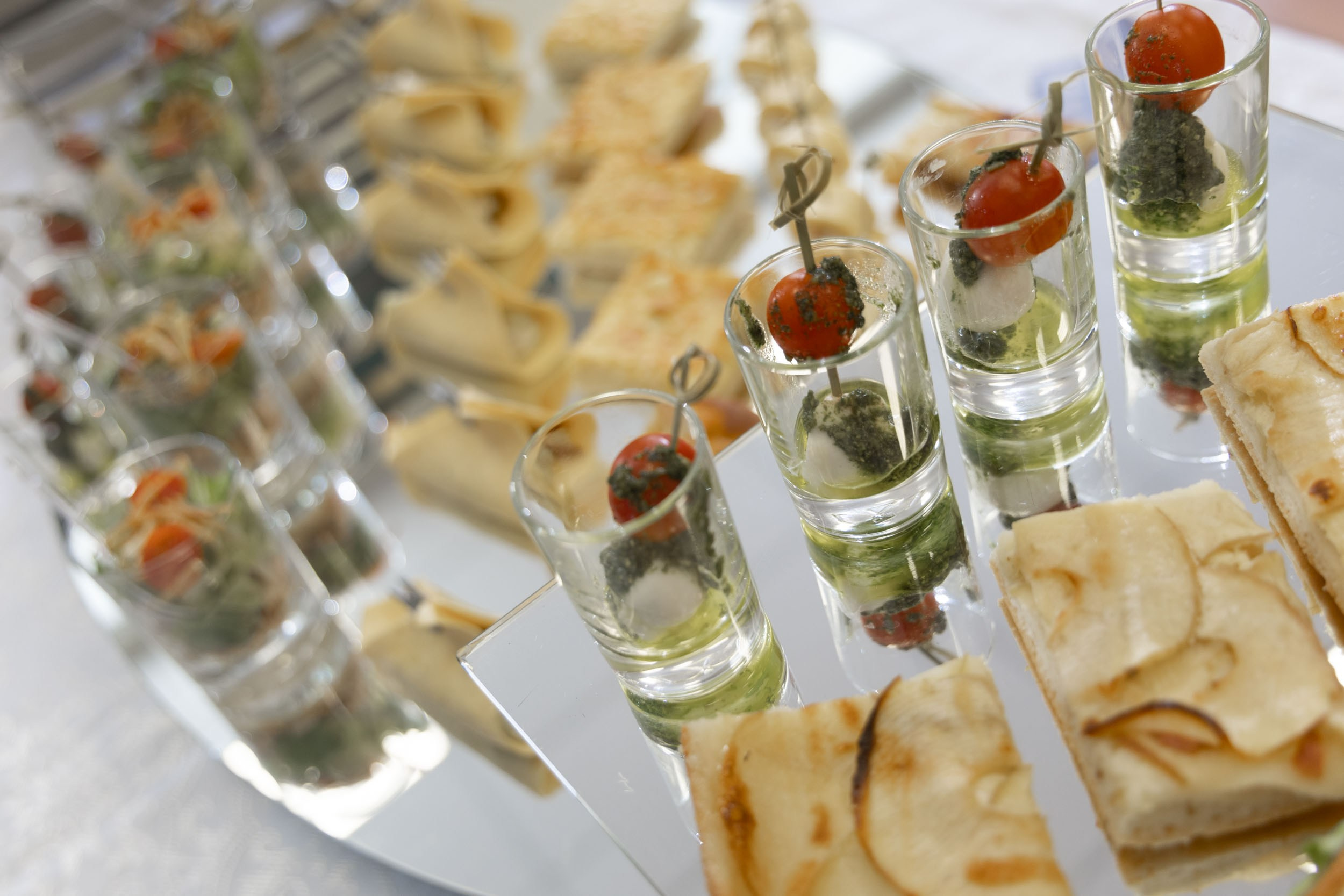 Элемент накрытого фуршета на столе с белой скатертью.