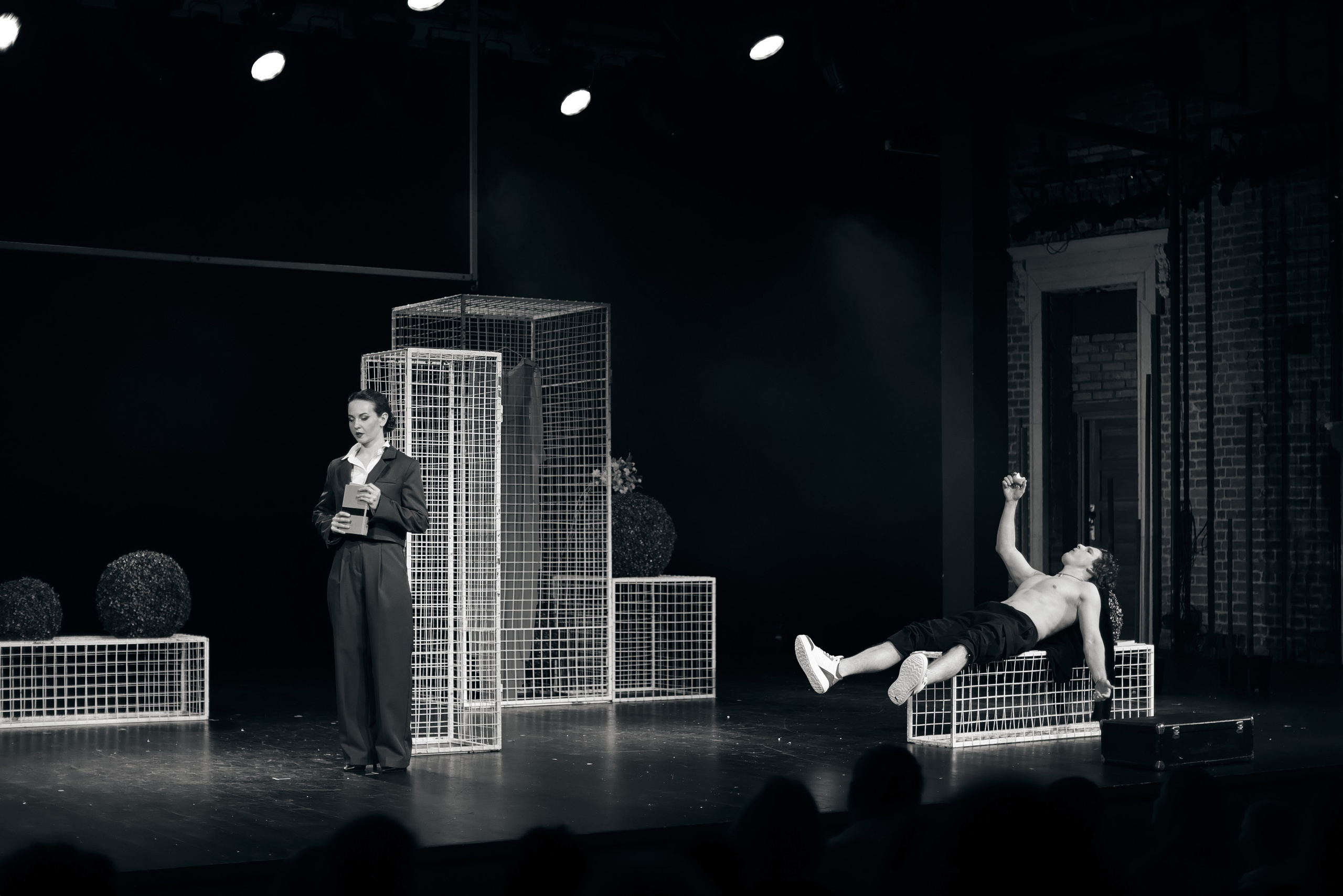 Спектакль «Дикарь» (серия — монохром), Театр «Сначала-Сначала театр». Наталья Алексеенко. Фотохудожник в Москве. Репортаж, портрет, стрит