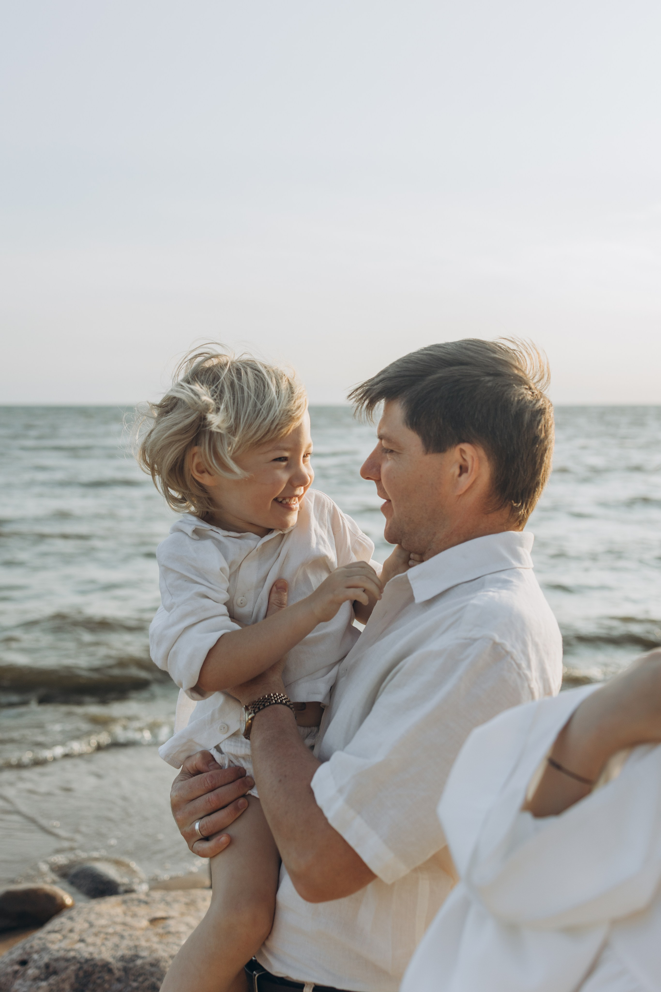 Эмилия, Дмитрий и Демид на Финском заливе. Семейный фотограф в Москве Виктория Ястребинская