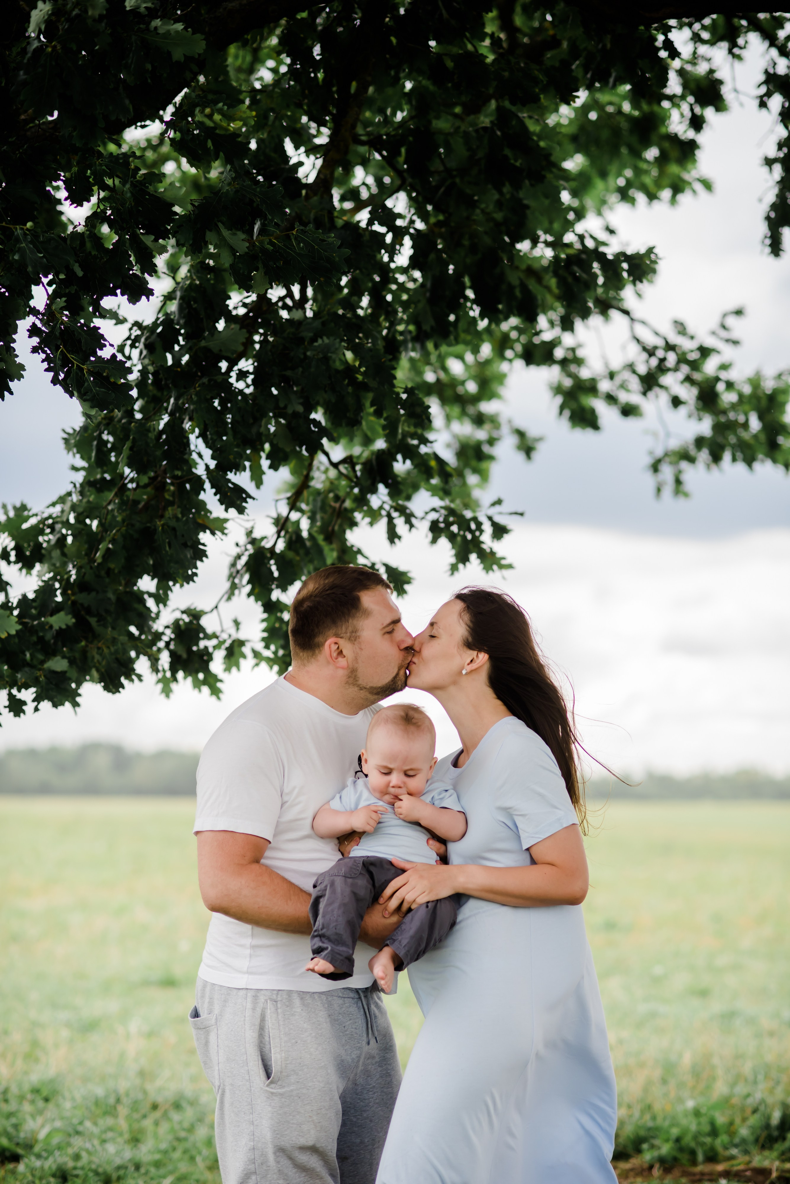 Анна и ее семья, фотосессия в поле. Свадебный и семейный фотограф Евгения Кононова