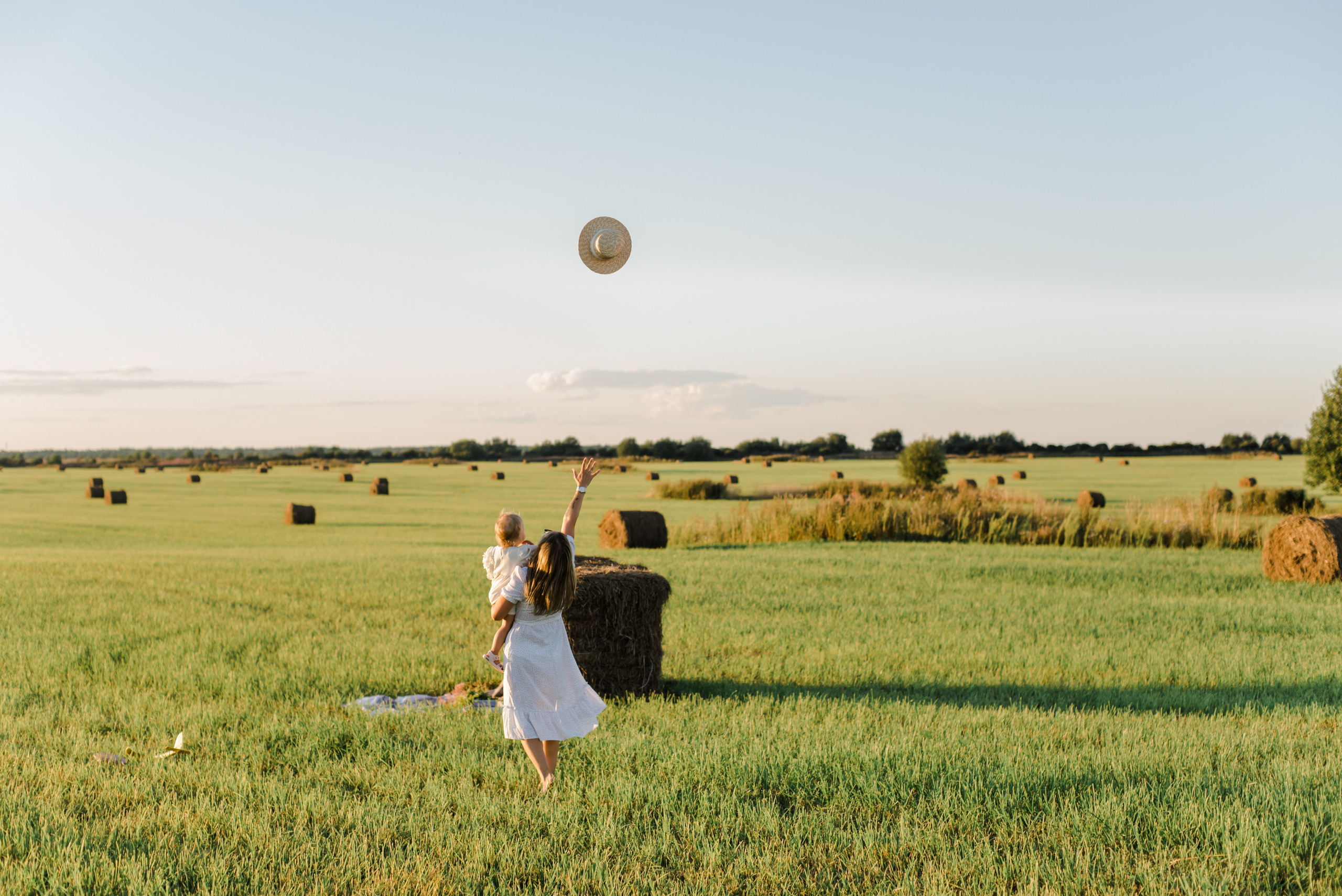 Семья в поле. Свадебный и семейный фотограф Евгения Кононова