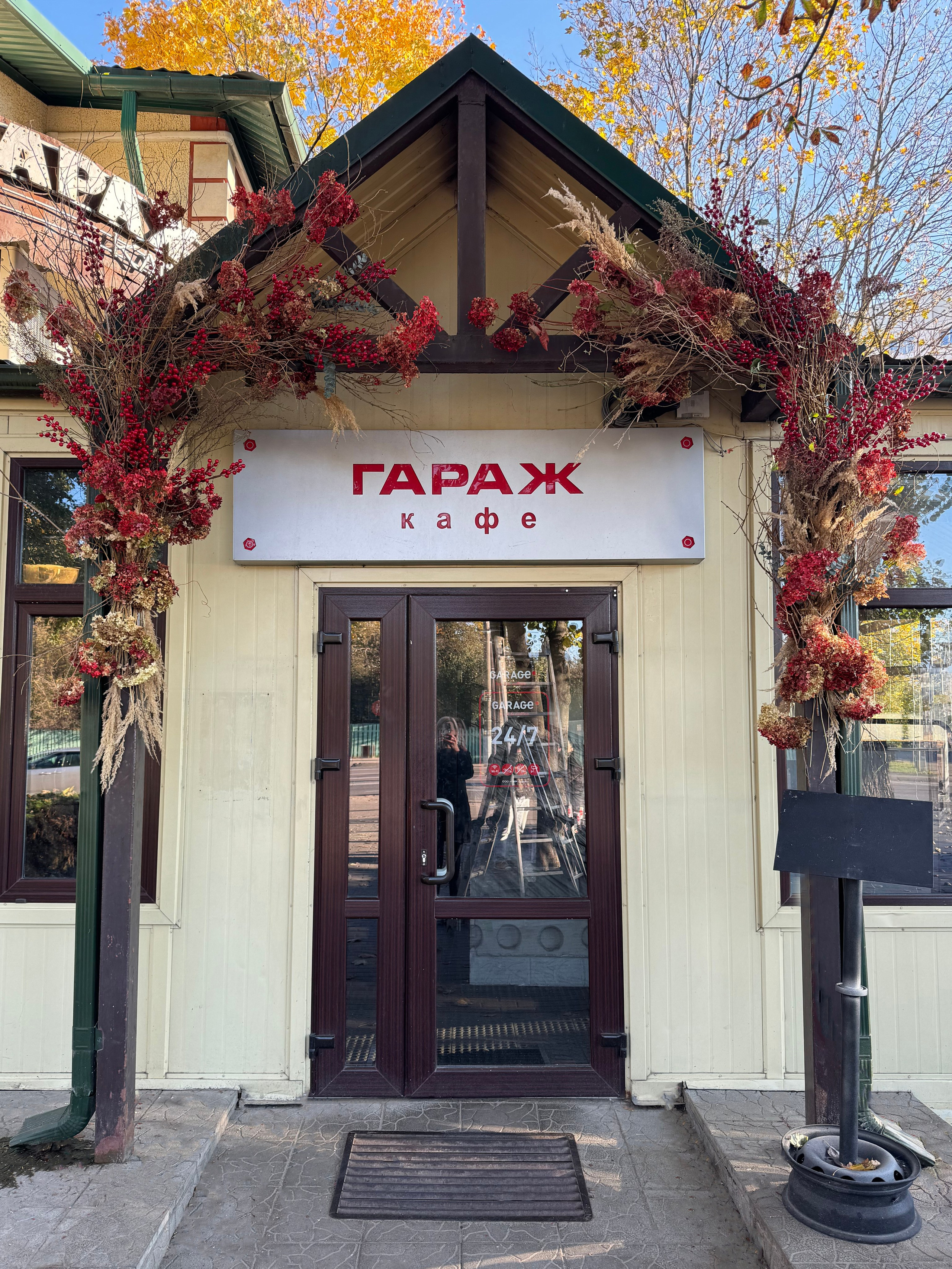 Входные группы ОСЕНЬ. Декоратор в Минске Алёна Шевелёва. Оформление входных групп осень/зима. Декор заведений