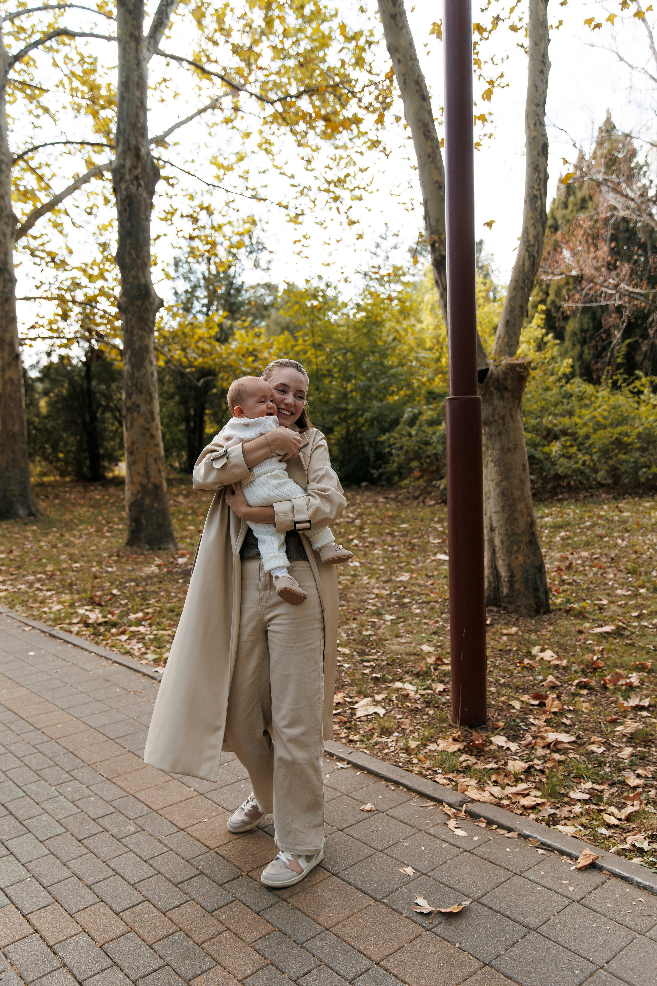 «Embracing Autumn: A Family Adventure Amidst Golden Leaves»