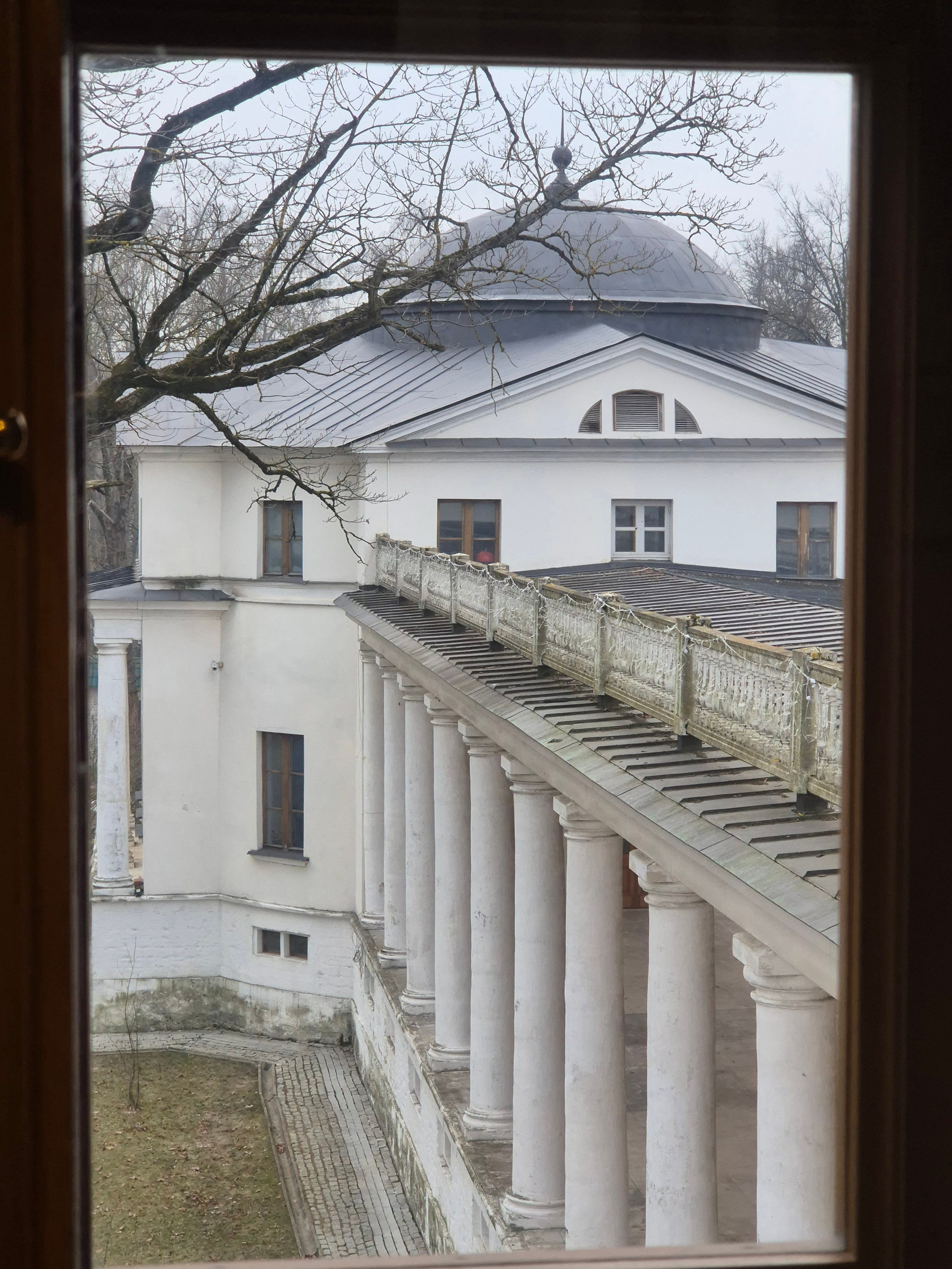 Частично восстановленное здание главной усадьбы, ухоженная парковая территория. Усадьба долгие годы принадлежала роду Вяземских - более 200 лет, а потом была продана графу Шереметеву. История владения усадьбы после 1918 г особых комментариев не треубет