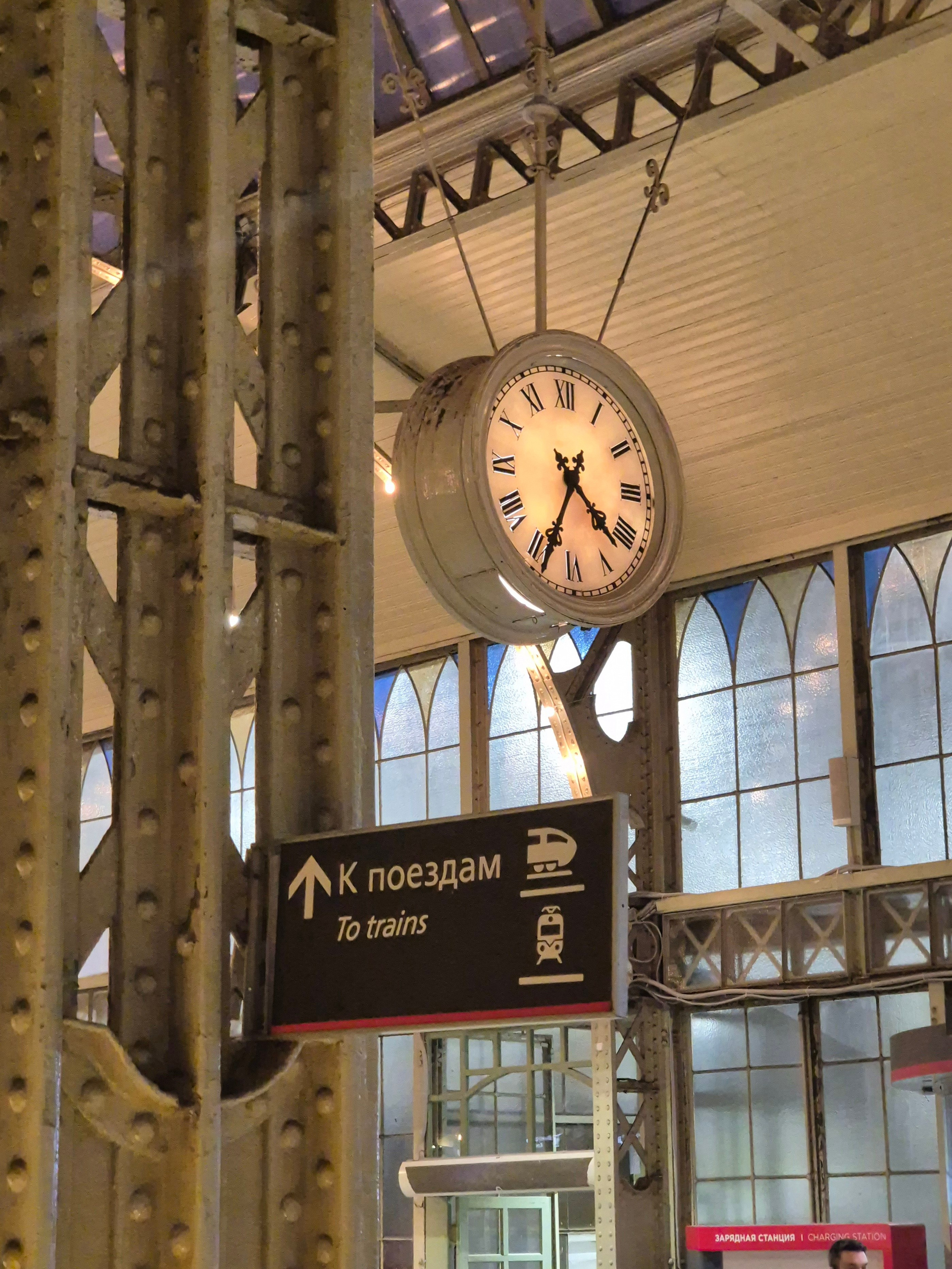 В конструкциях много металлических конструкций, вокзал был электрифицирован с самого момента постройки