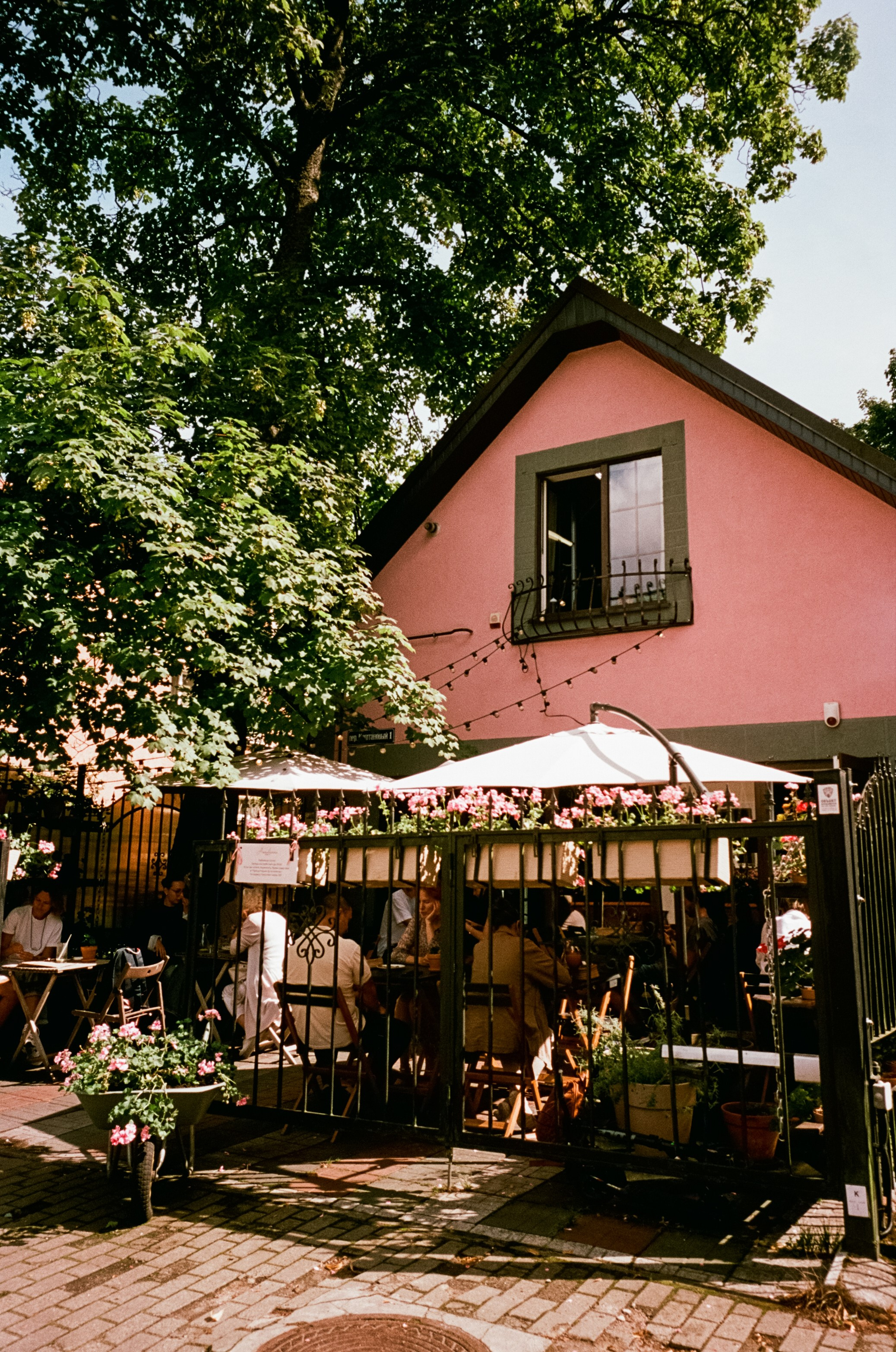 Калиниградский стрит. Новая пленка, Ricoh GR-10 и любимое кафе. Фотограф-документалист Мария Осокина