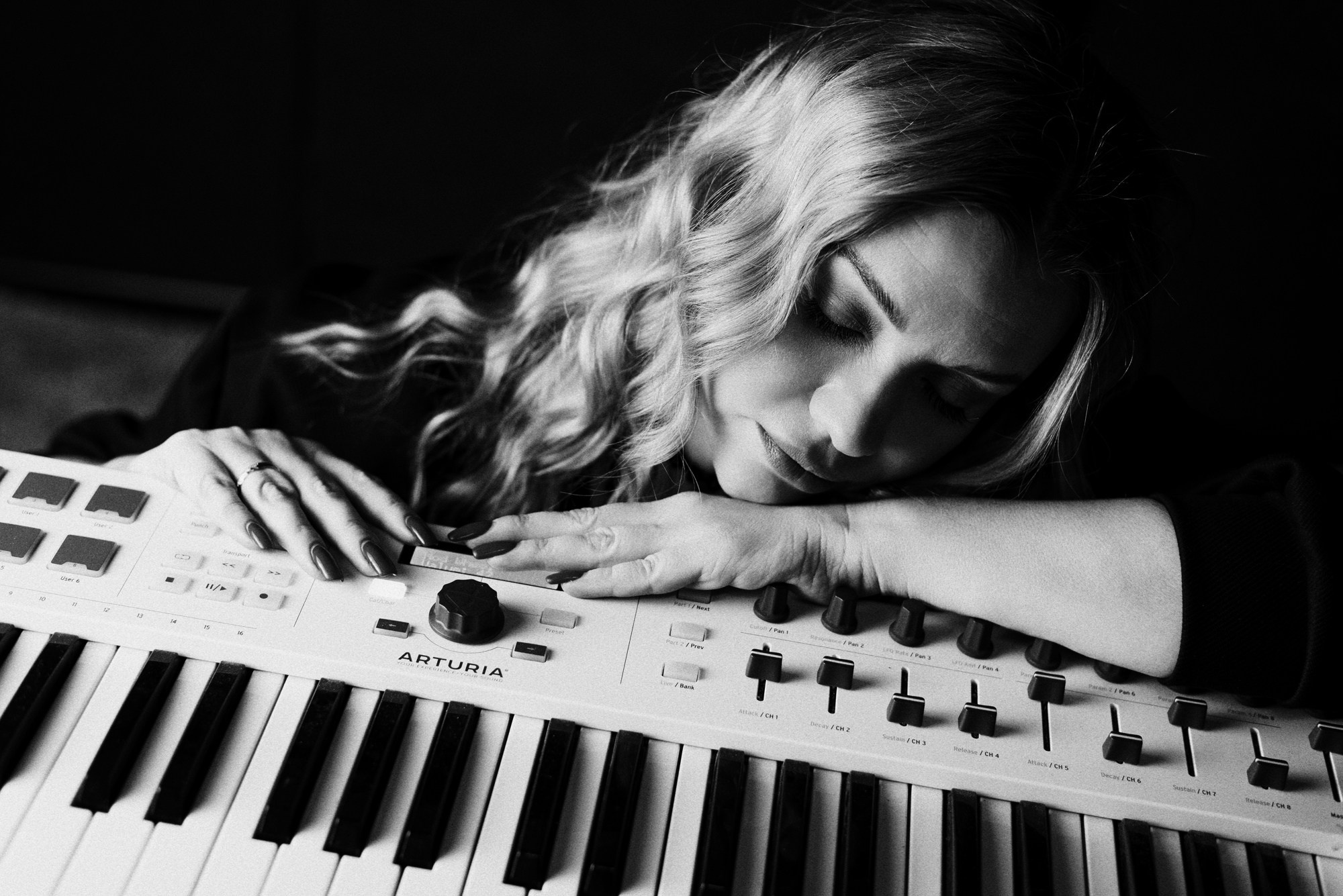 Семейная фотосессия на студии звукозаписи в Тюмени — мама и дочка. Портретный фотограф Тюмень Дарья Мустафина