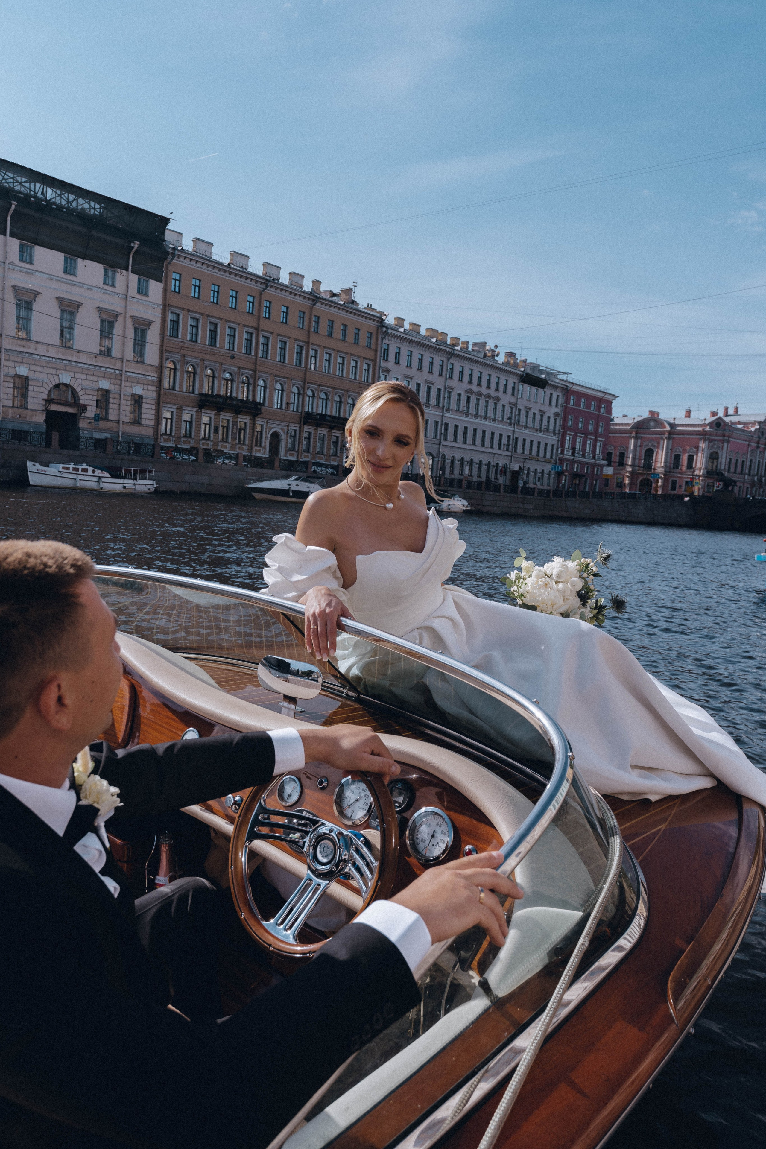 СВАДЕНБНАЯ СЬЕМКА НА КАТЕРЕ ПО КАНАЛАМ САНКТ-ПЕТЕРБУРГА И В АКВАТОРИИ НЕВЫ. Профессиональный фотограф, Санкт-Петербург — Виктория Богомолова