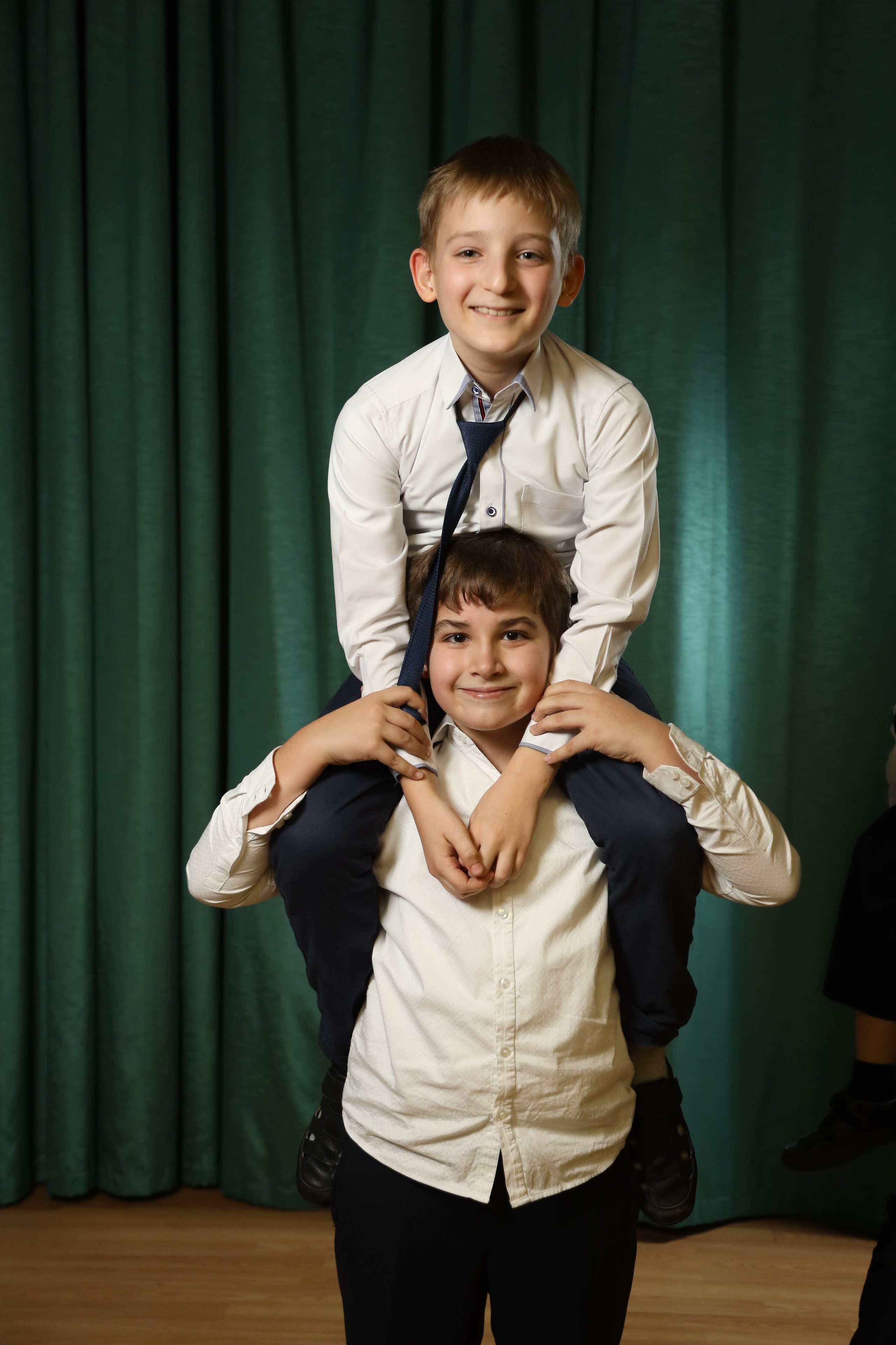 Школьный альбом 4-й класс. Фотограф Антон Чупринин