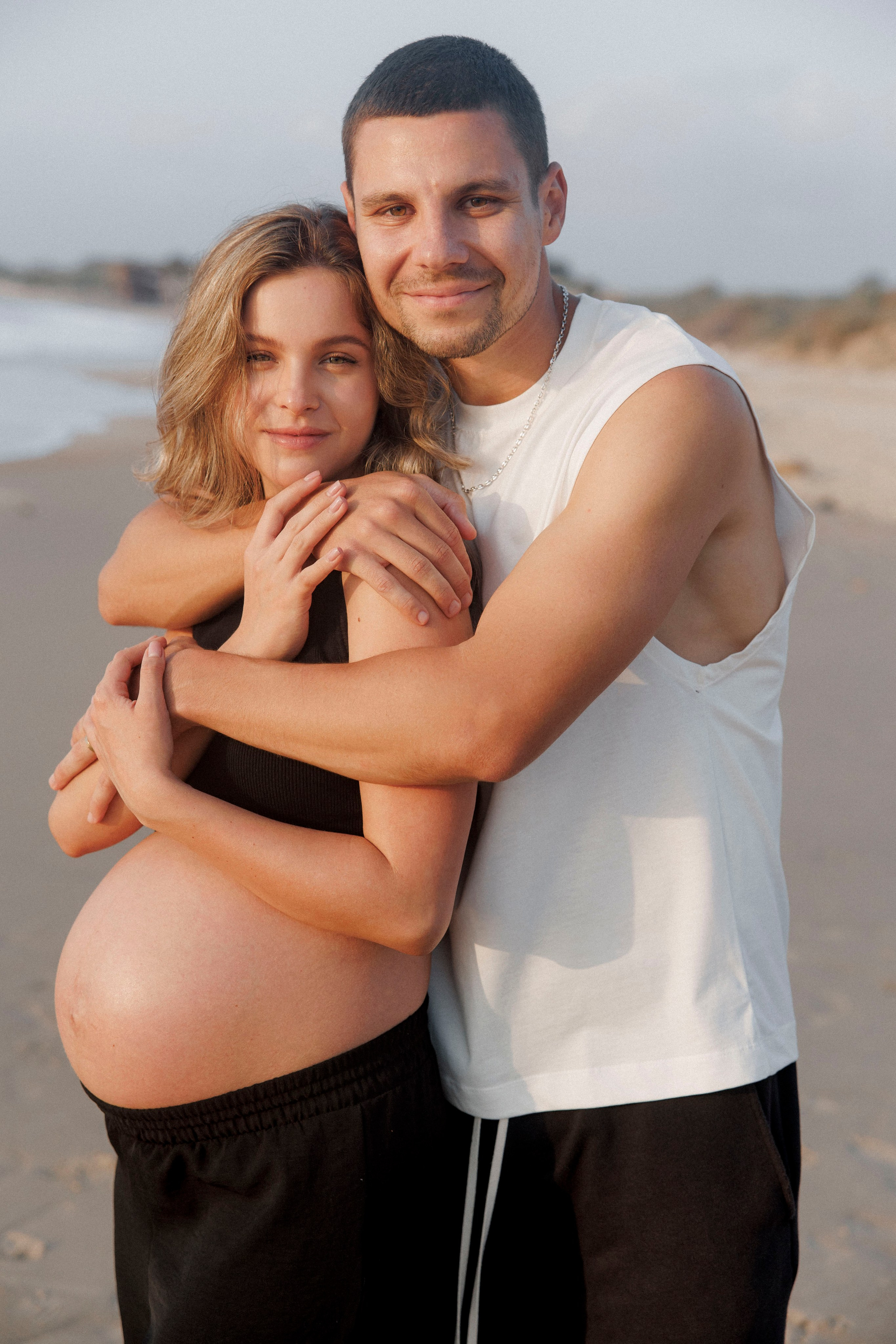Pregnancy photoshoot near the sea (cloudy weather). Главная