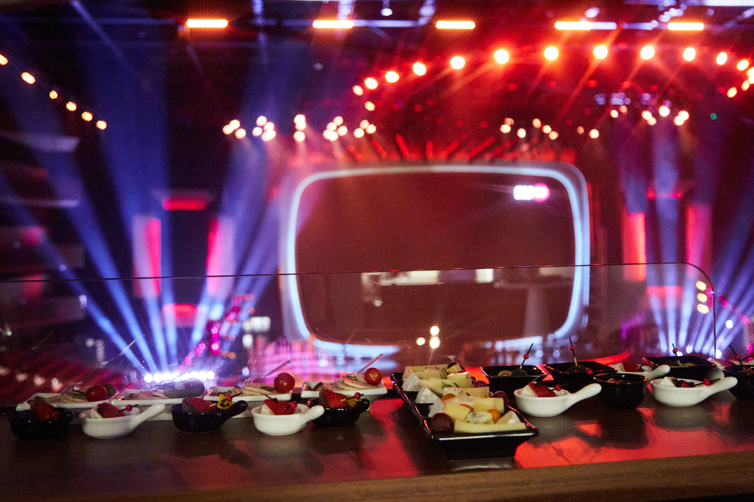 Кейтеринг  — фуд-фотография: Фуршетный стол с канапе и закусками