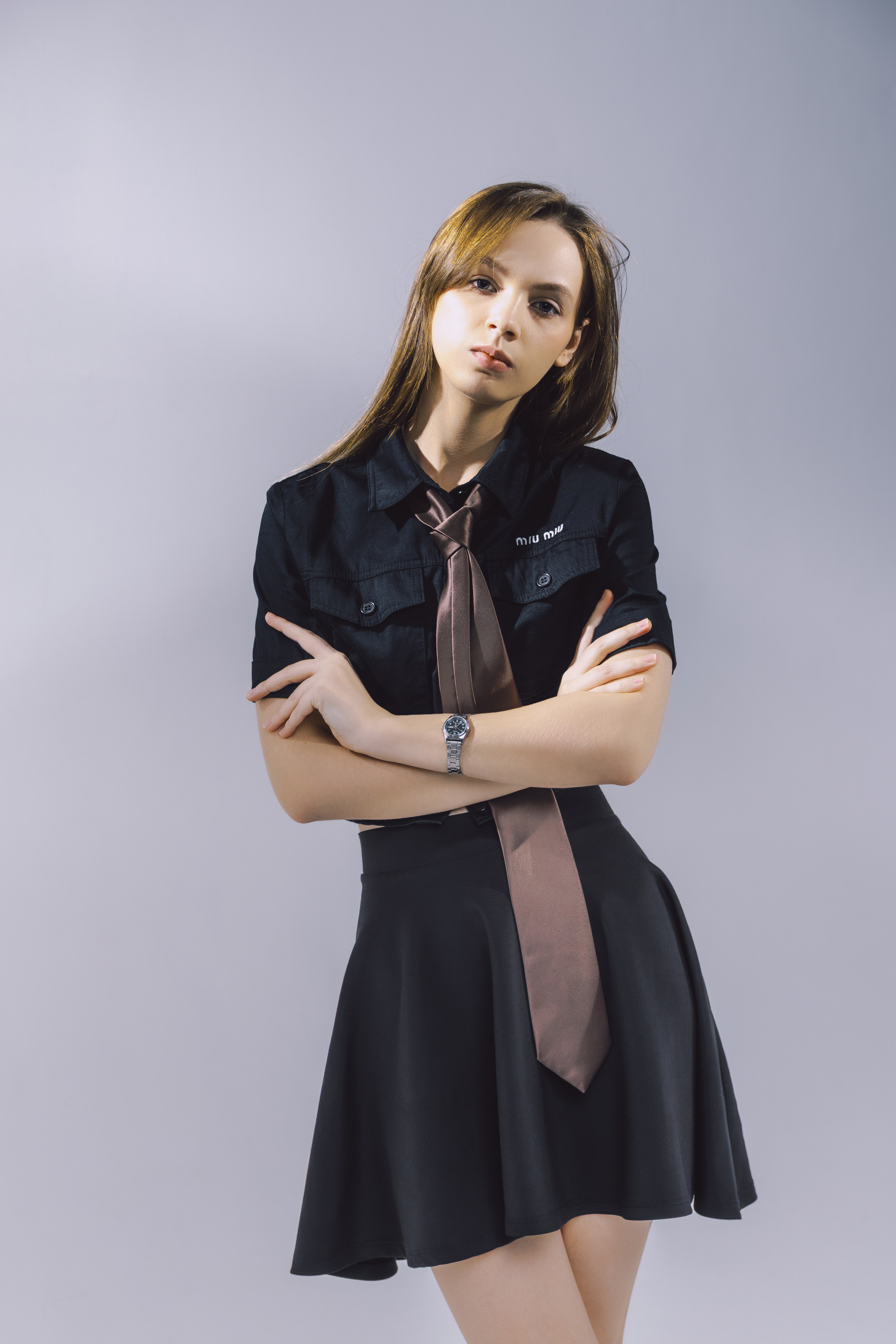 Кресло как ключевой элемент композиции в съёмке модели в деловом стиле.