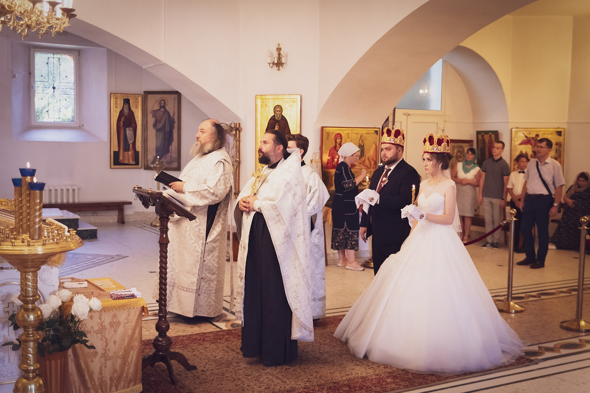 Фото супругов со священником и дьяконом - фотосъемка венчания в храме Краснодара