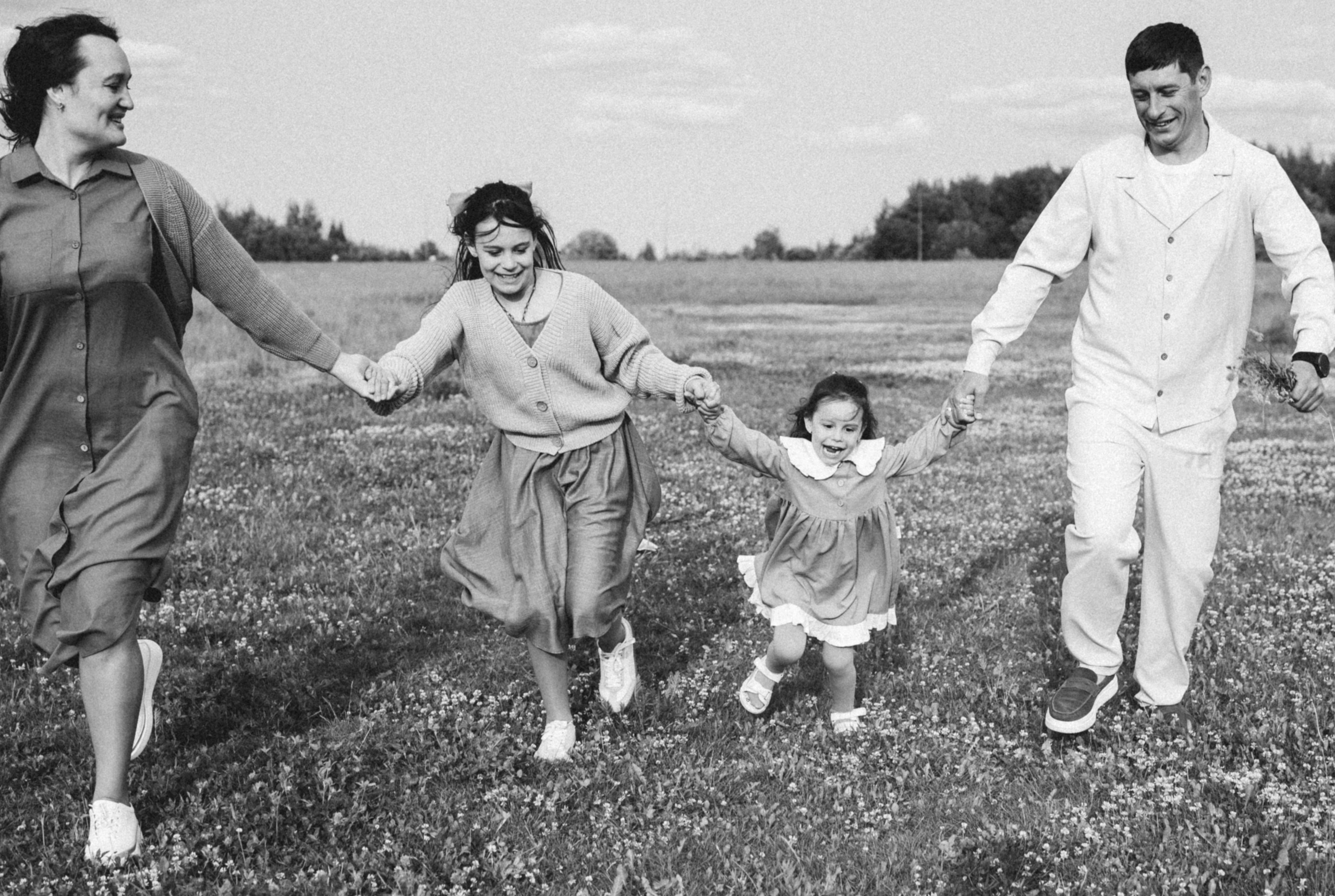 Анна, Марчелло, Настенька и Влада в поле. Фотограф Москва Светлана Кирюшина