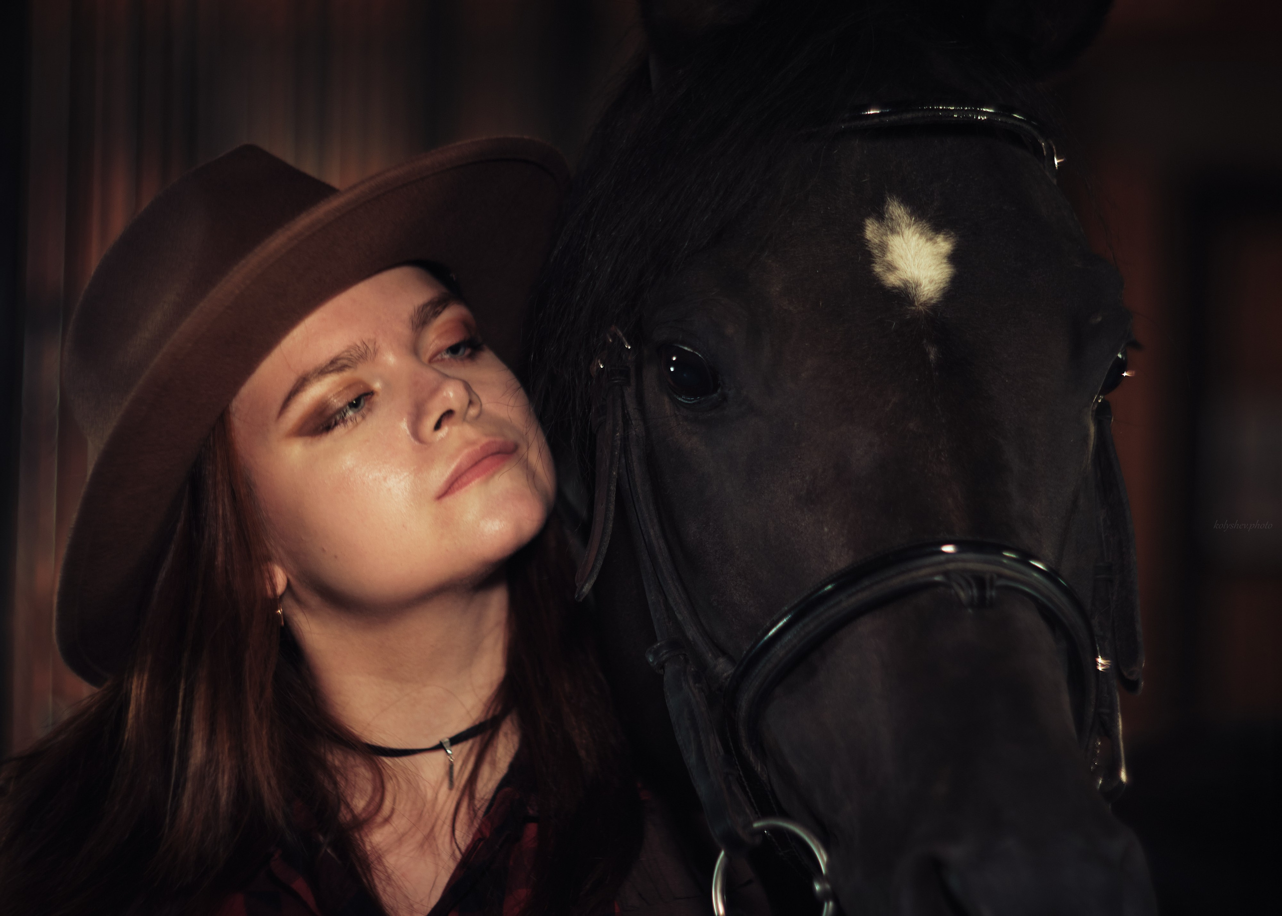 Фотосессия с лошадью в конюшне и на природе. Портретный фотограф на новый год в Москве Виктория Колышева