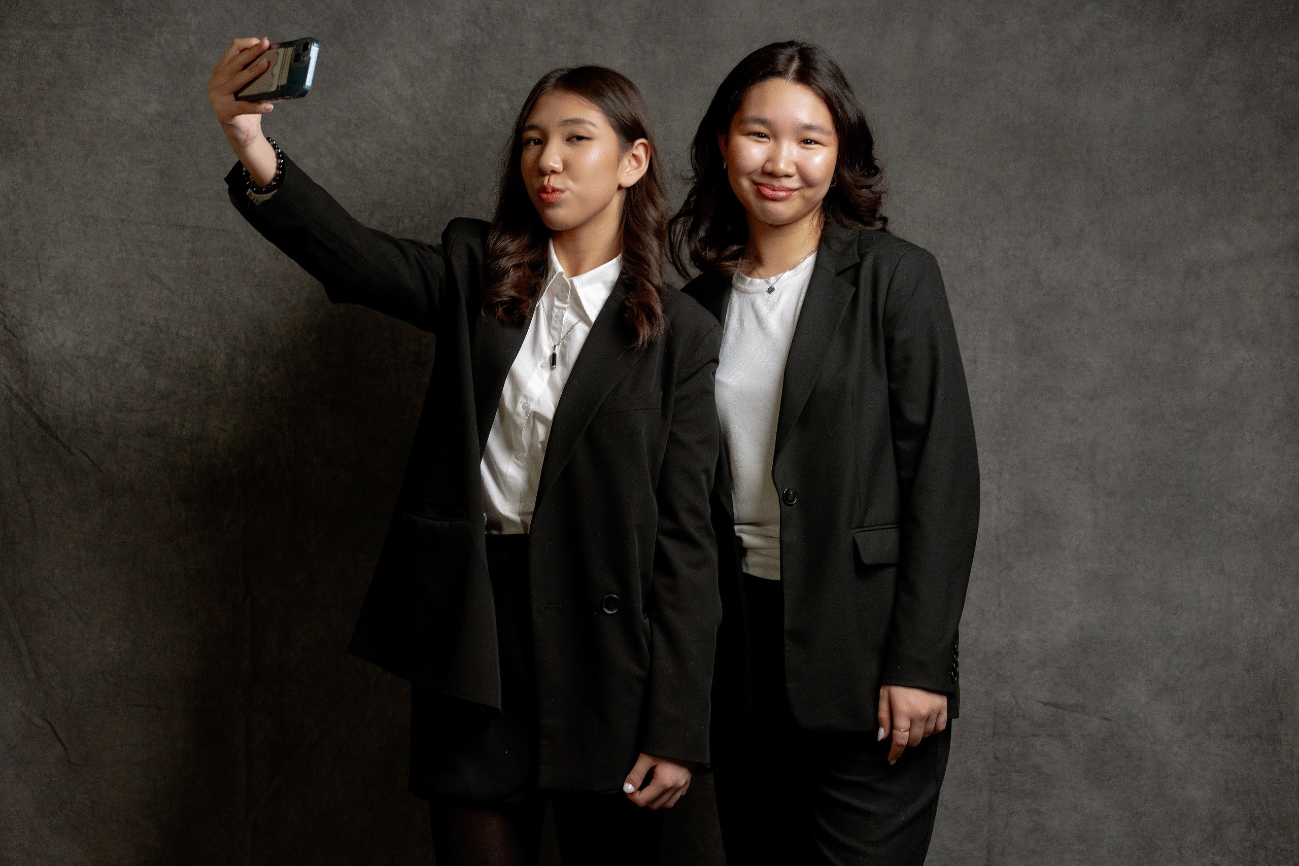 По двое. Выпускные альбомы в Нур-Султане (Астана) и по всему Казахстану