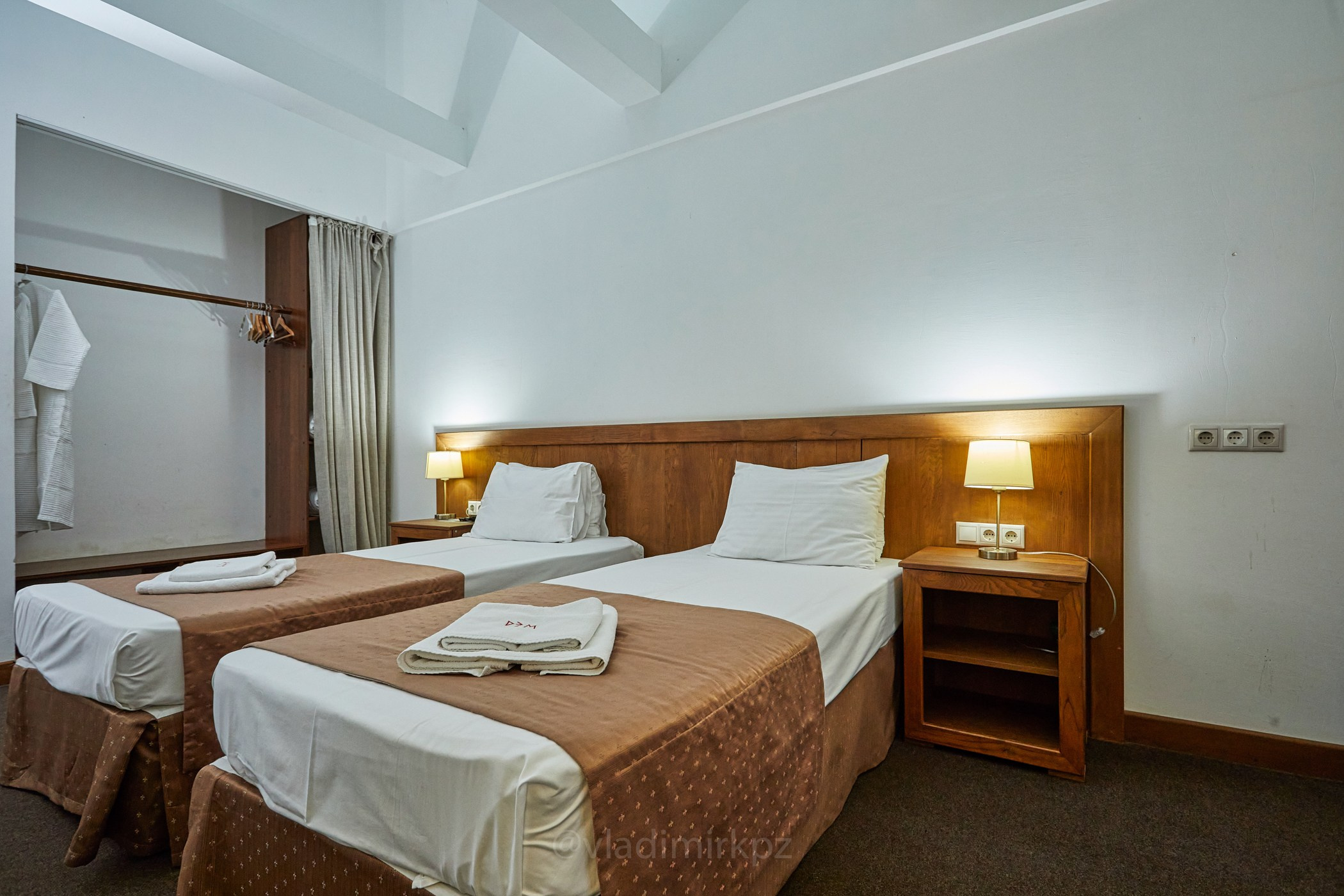 фотосъемка интерьеров гостиницпрофессиональный фотограф отелейпродающие фото для яндекса островок Островок, Суточно.ру, Твил, Отелло, Яндекс.Путешествия, Travelata , Hotellook фотограф для отеляинтерьерная съемка номеровфотосъемка апартаментоврекламное фото гостиниц