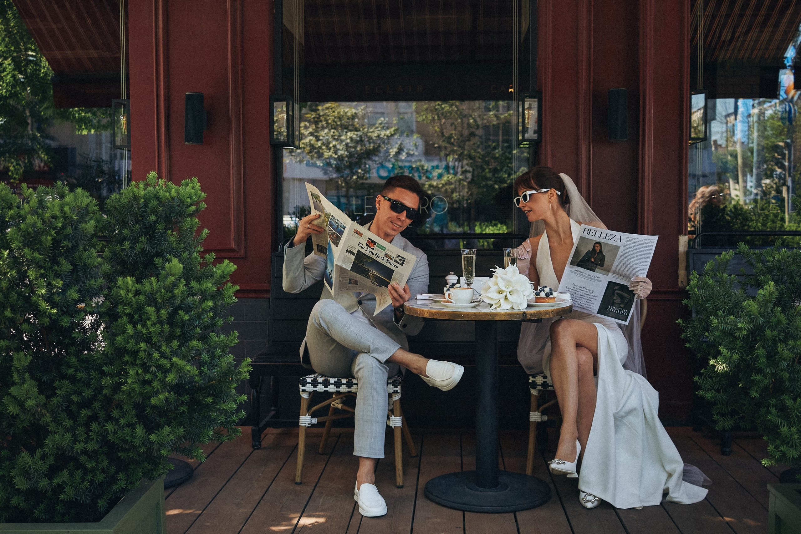 Молодожены читают газету.