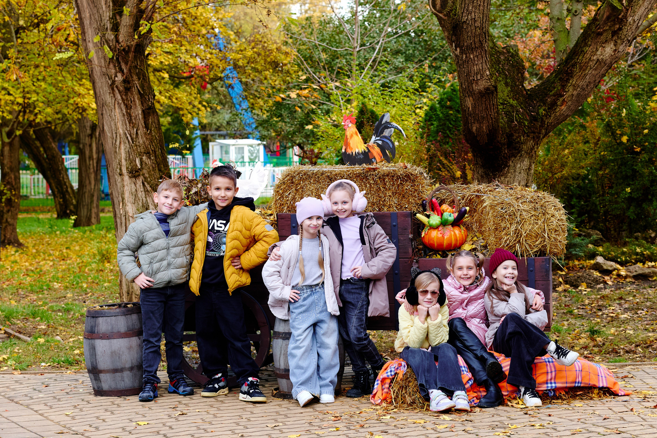 Прогулка в парке классом. Фотограф Выпускные альбомы Таганрог Сергей Коробченко