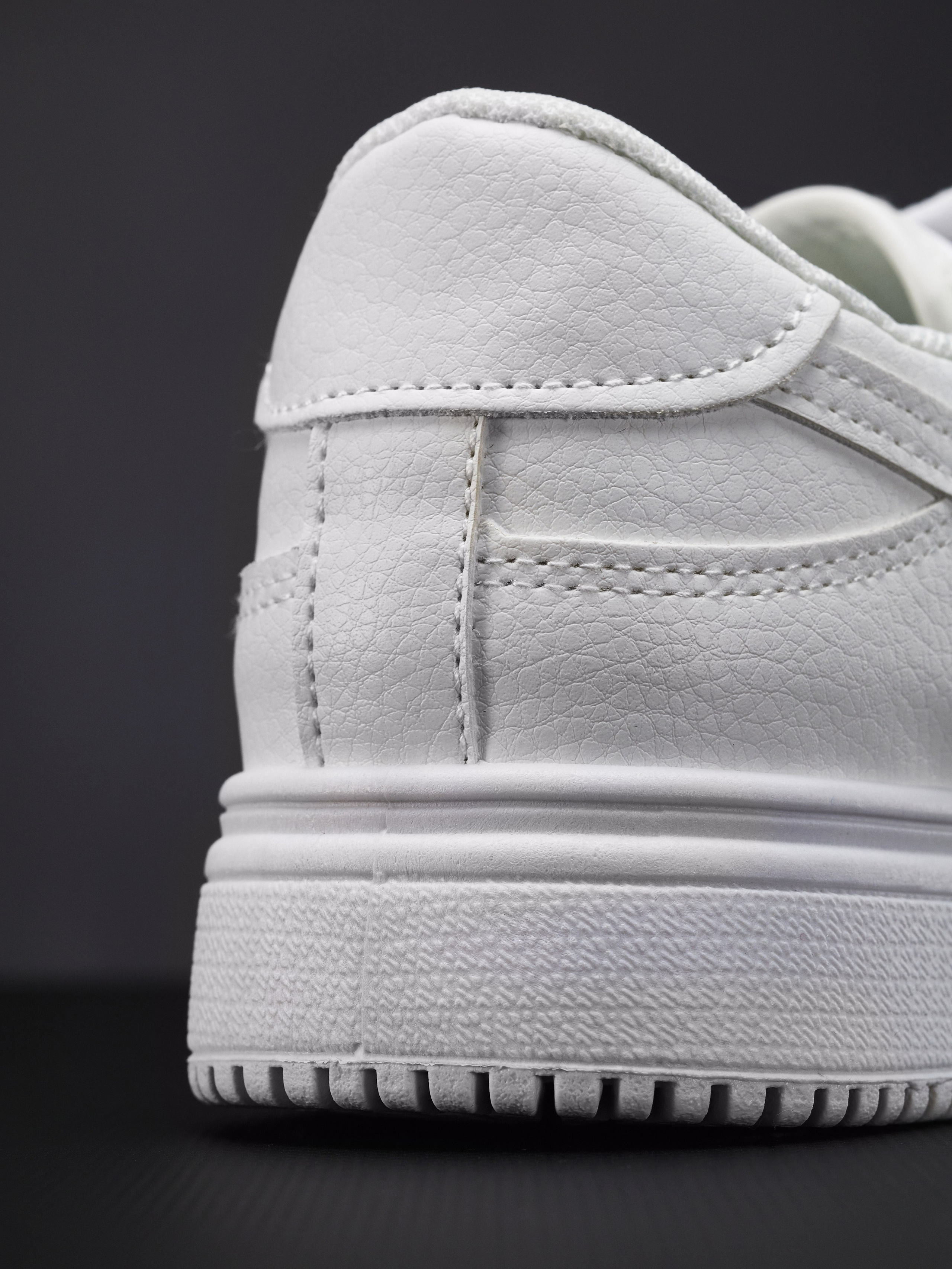 Кеды. Уютная студия предметной съемки для маркетплейсов в городе Москва