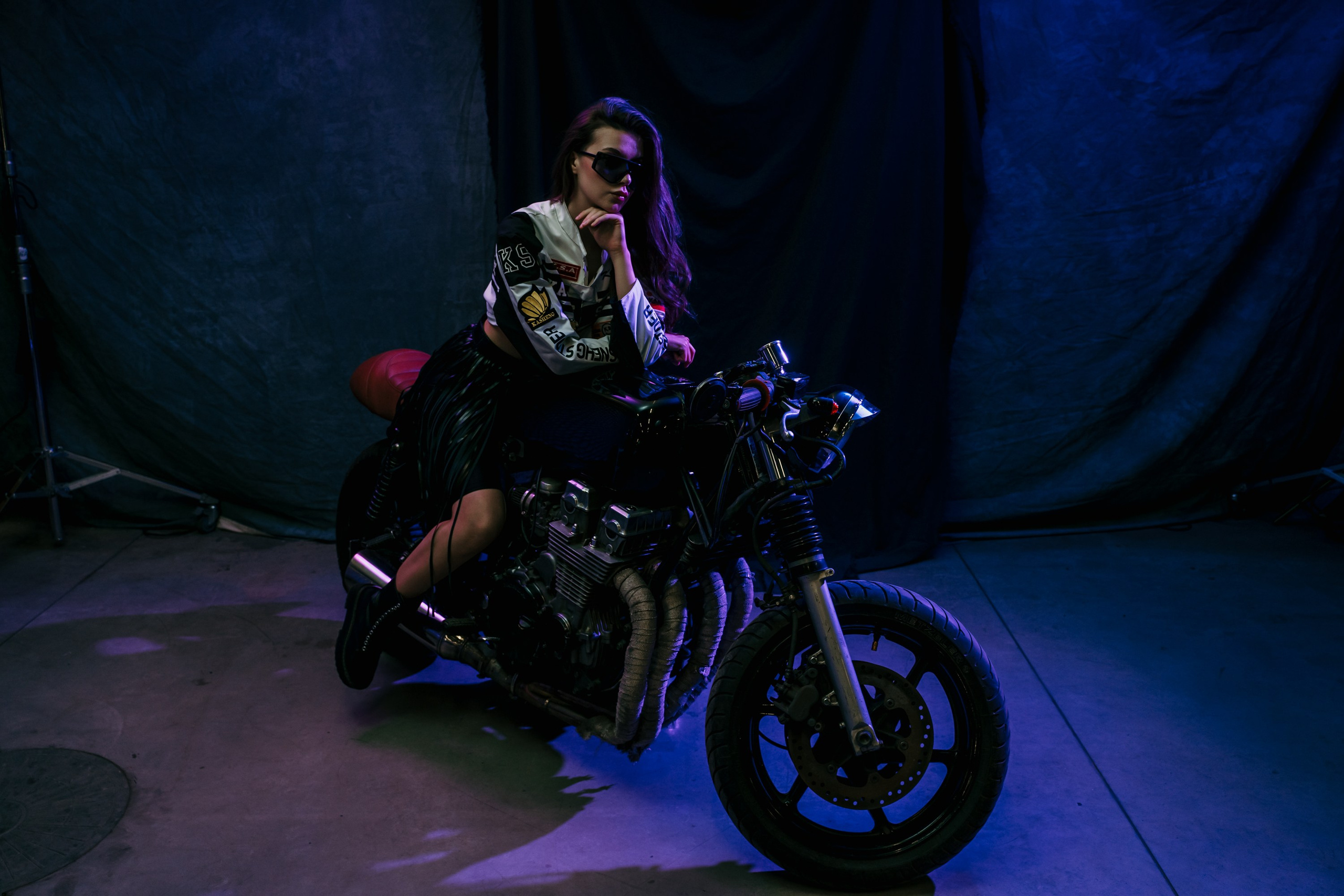 Фотосессия с мотоциклом в студии Санкт-Петербург. Свадебный, семейный, портретный, репортажный фотограф в Санкт-Петербурге