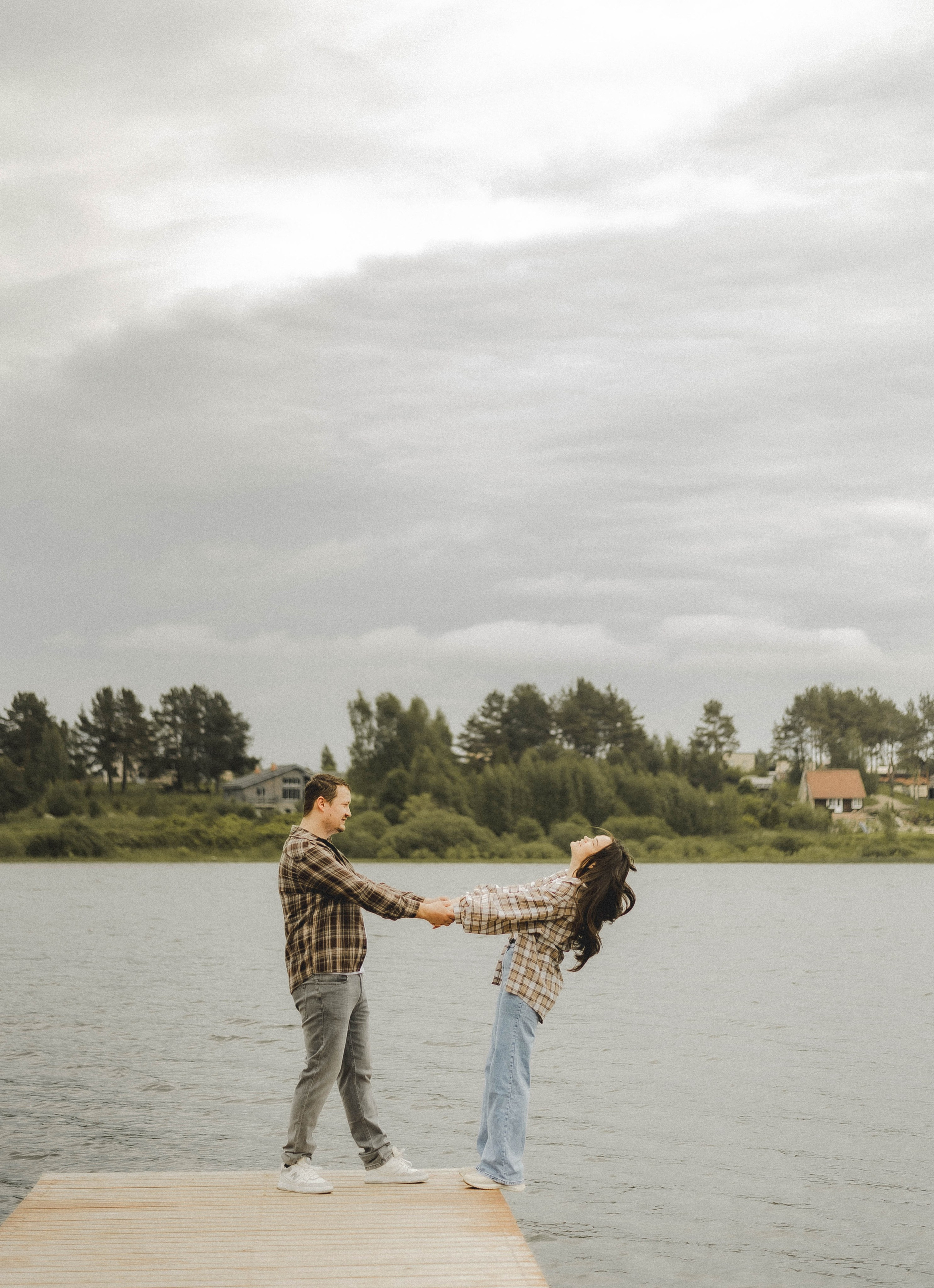 Любовь на берегу озера. Ваш личный фотограф в Пскове Анаис Рамирез