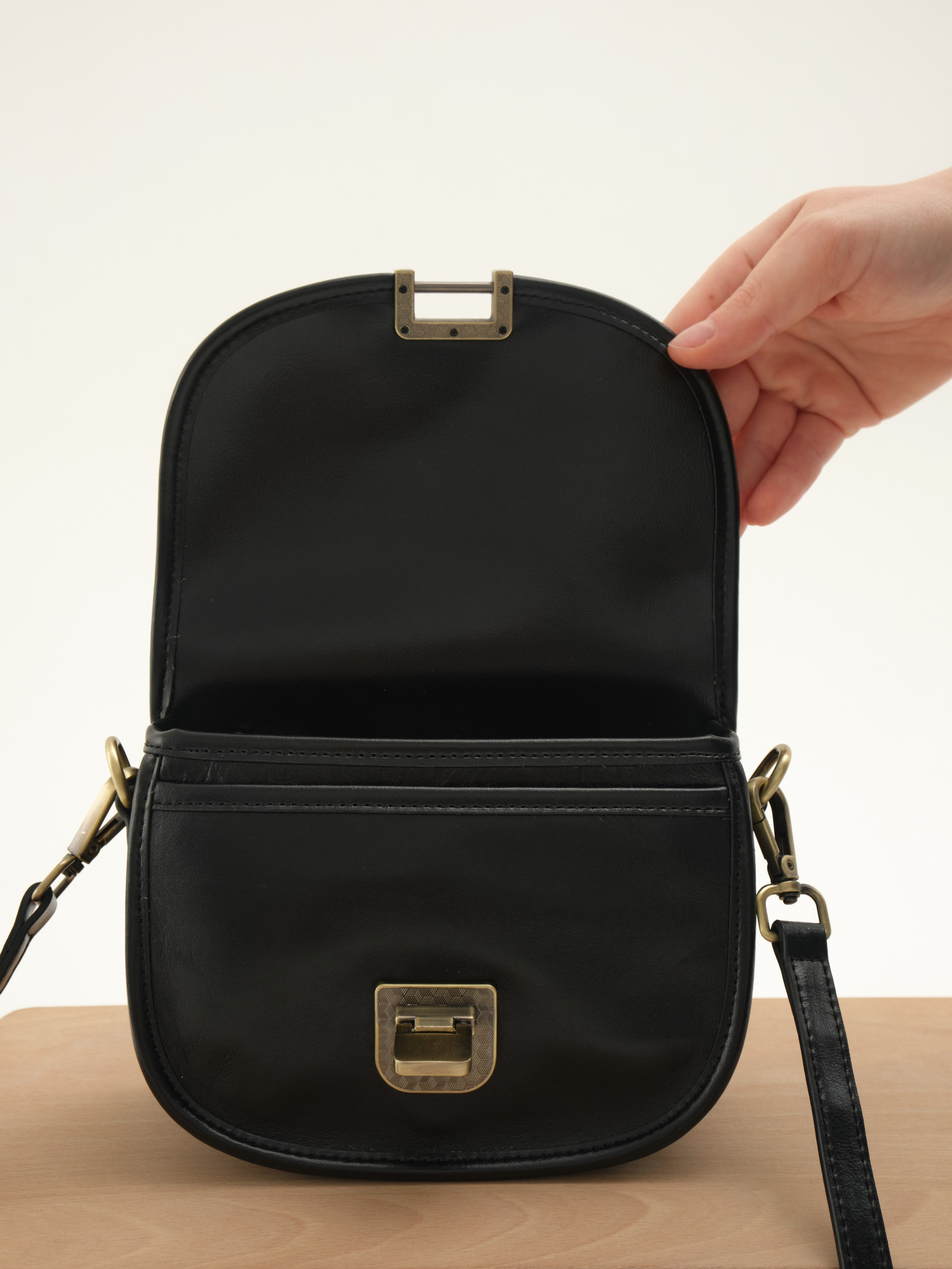 Съемка для маркетплейса, сумки / фотоаппарат. Привет) Меня зовут Анита и я фотограф из Сургута