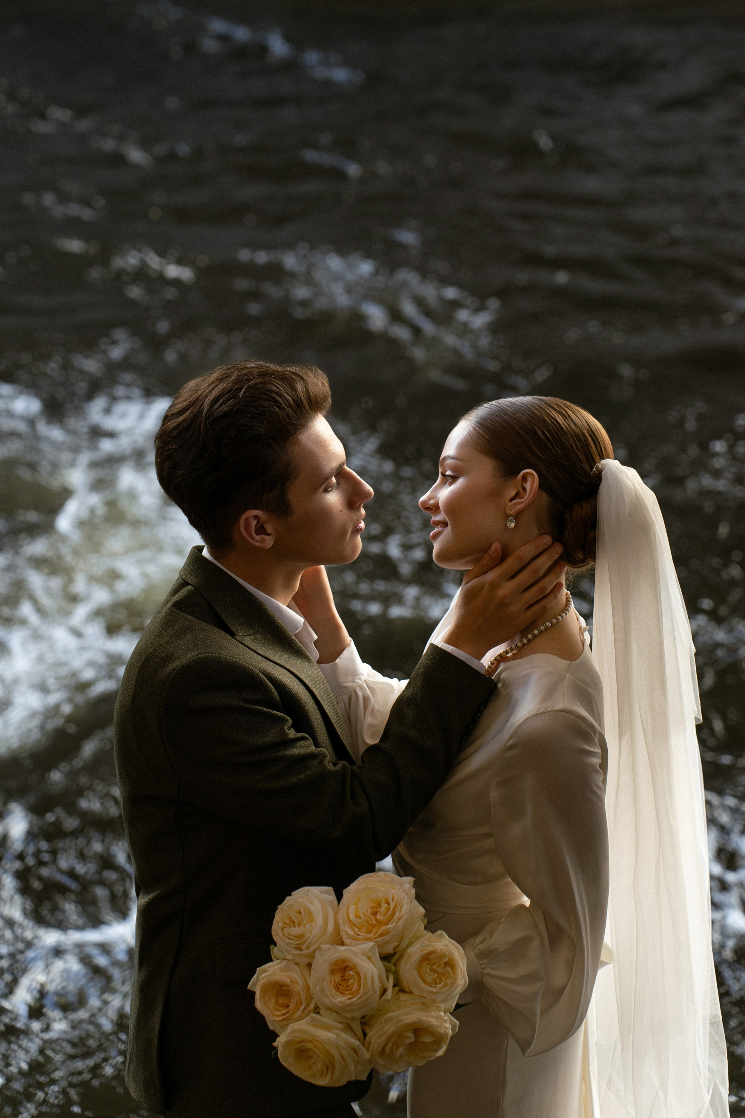 Портрет пары у воды