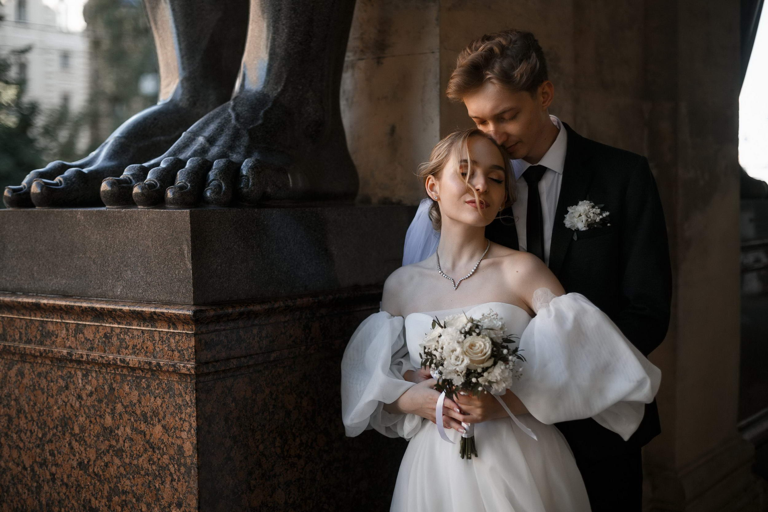 Красивая пара молодожёнов. Свадебный фотограф Игорь Брундасов 8PHOTO на свадьбу венчание загс СПб