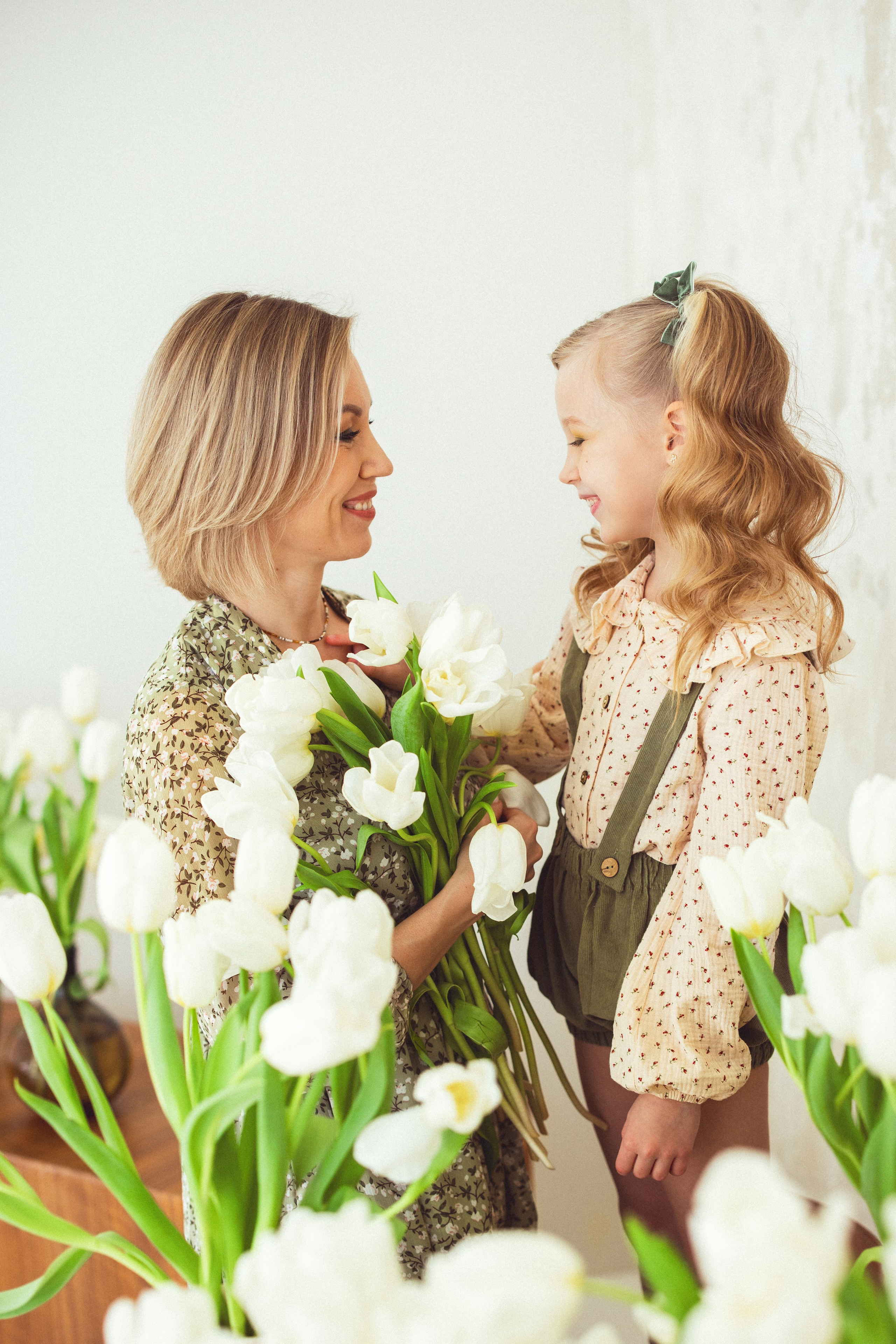 Фотосессия с белыми Тюльпанами, 2024 г. Семейный и детский фотограф в Краснодаре Анна Трашкова