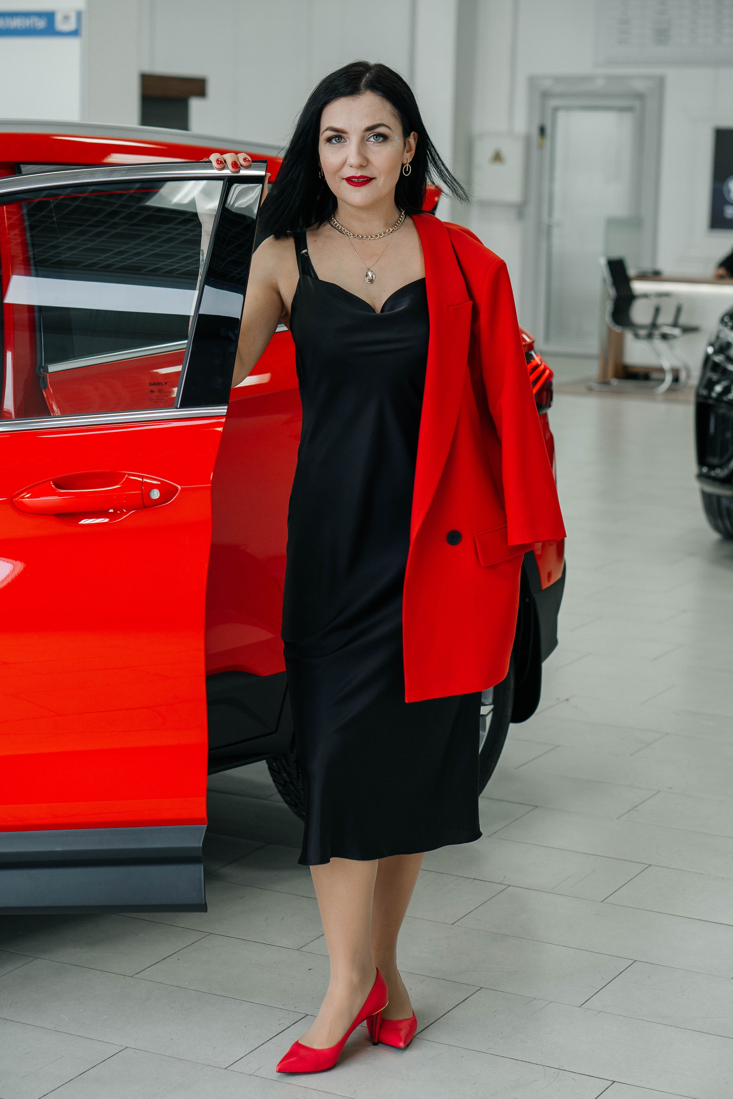 В автосалоне. Получение ключей от автомобиля. Женский, семейный и детский фотограф в Тюмени Диана Осипова