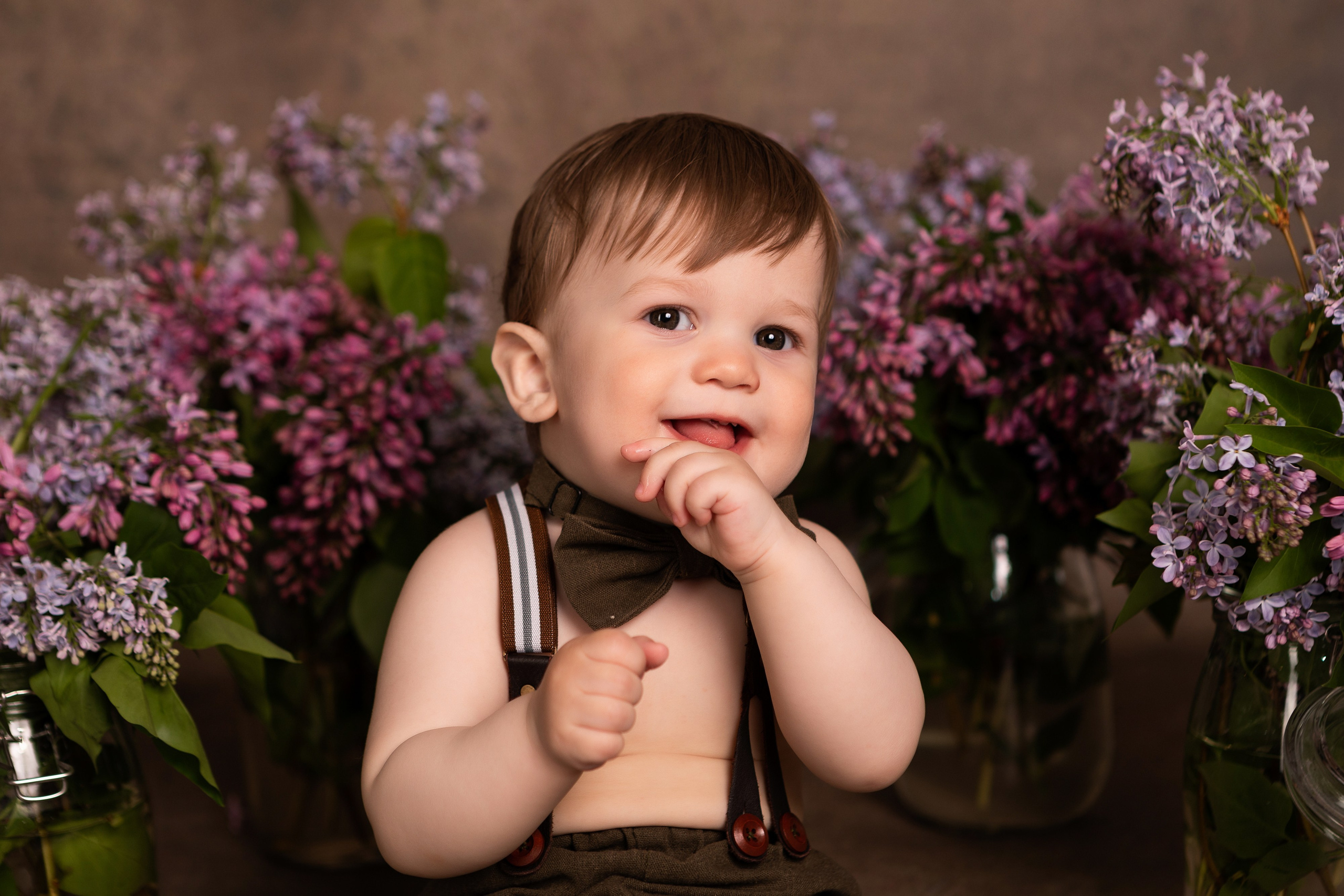 На коричневом фоне с цветами. ФОТОГРАФ НА ГОДИК, БЕРЕМЕННОСТИ, НОВОРОЖДЕННЫХ, КРЕЩЕНИЯ МОСКВА