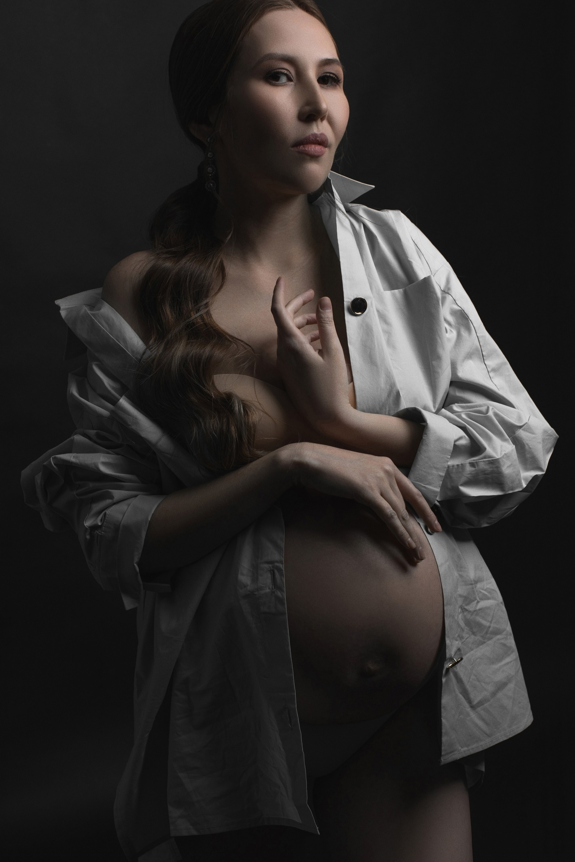 Фотосессия беременной в рубашке в фотостудии у детского и семейного фотографа, фотографа беременности и материнства Марины Смаль Тамбов, Липецк, Воронеж, Москва