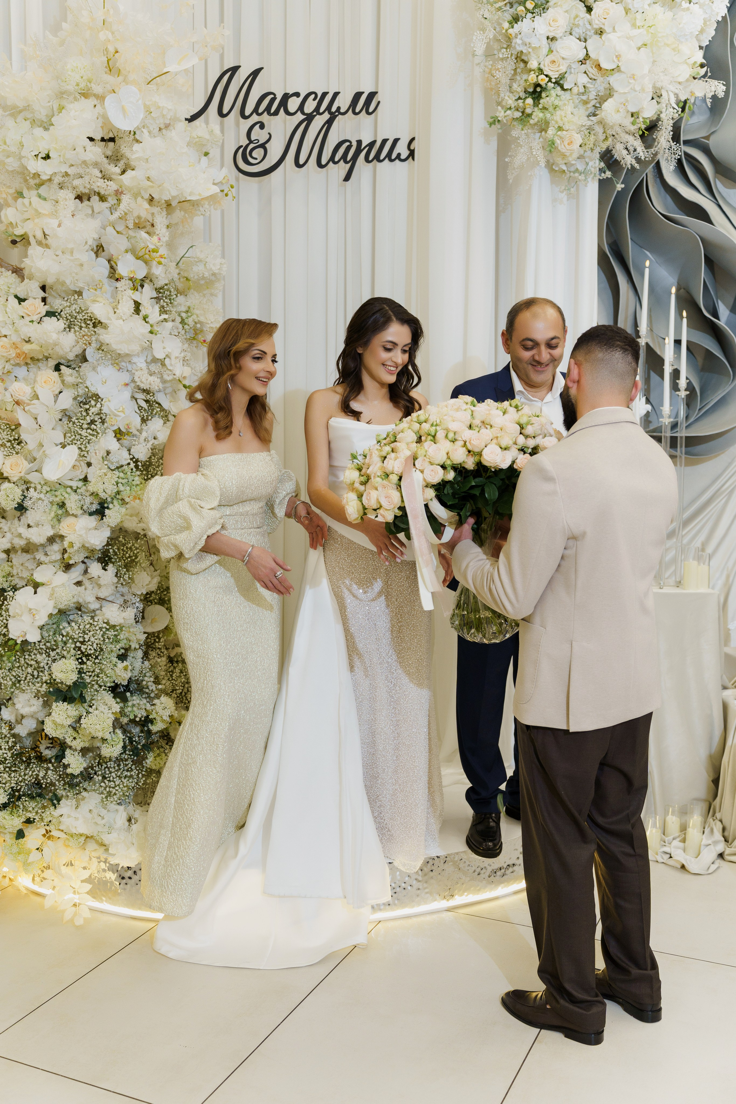 Красивое обручение на берегу чёрного моря в Лермонтово от ТВИНС СТУДИО. ТВИНС СТУДИО — лучшие свадебные фотографы и видеографы в Краснодаре