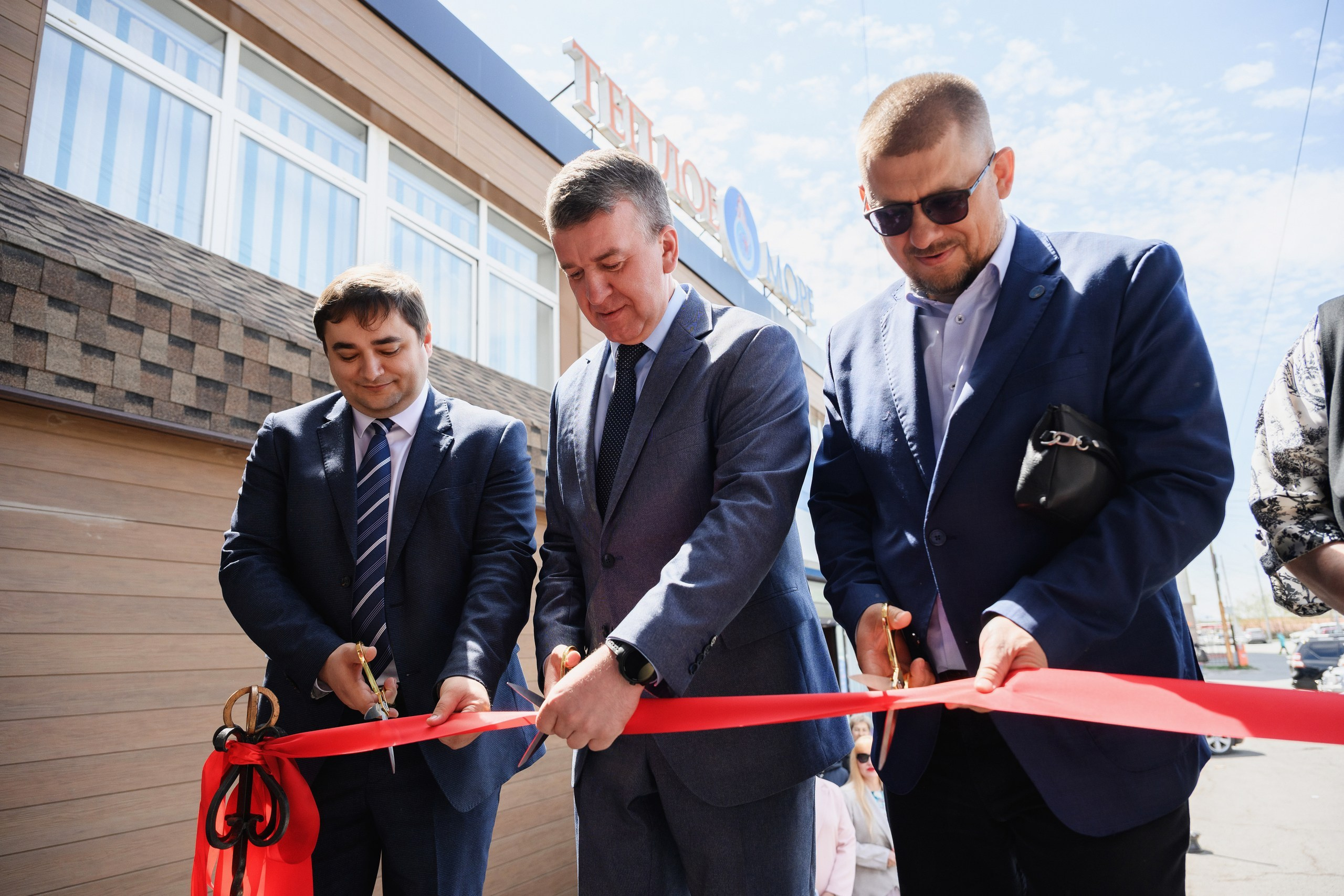 Фотосъемка открытия нового офиса банка в Петропавловске-Камчатском, Торжественная церемония открытия банковского филиала в Петропавловске-Камчатском, Официальные моменты с участием руководства банка в Петропавловске-Камчатском, Деловые и праздничные кадры важного события, Стоимость профессиональной съемки корпоративных мероприятий в Петропавловске-Камчатском.