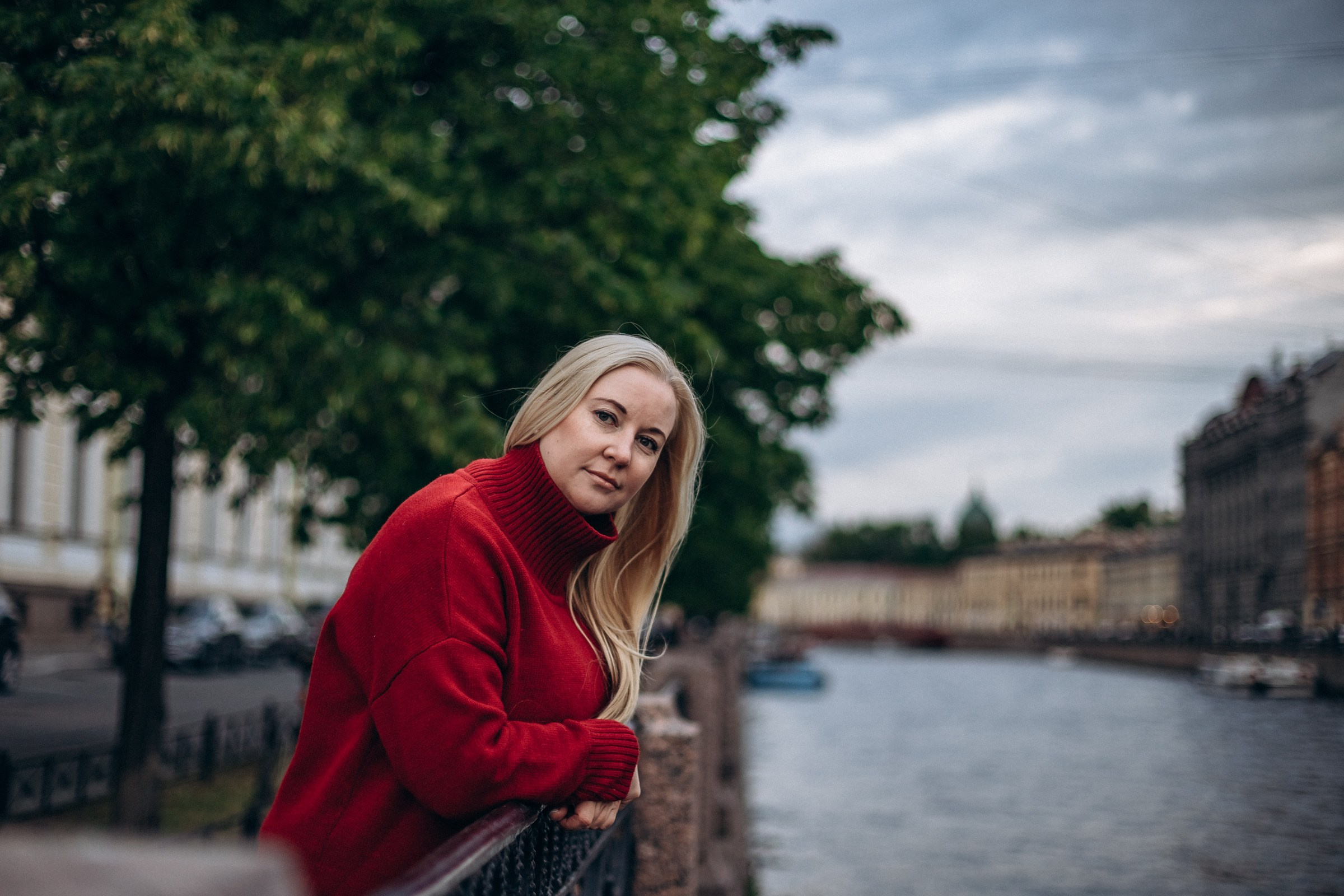 Полина и Алина в июне. Фотопрогулка в Петербурге. Индивидуальный и семейный фотограф в Санкт-Петербурге