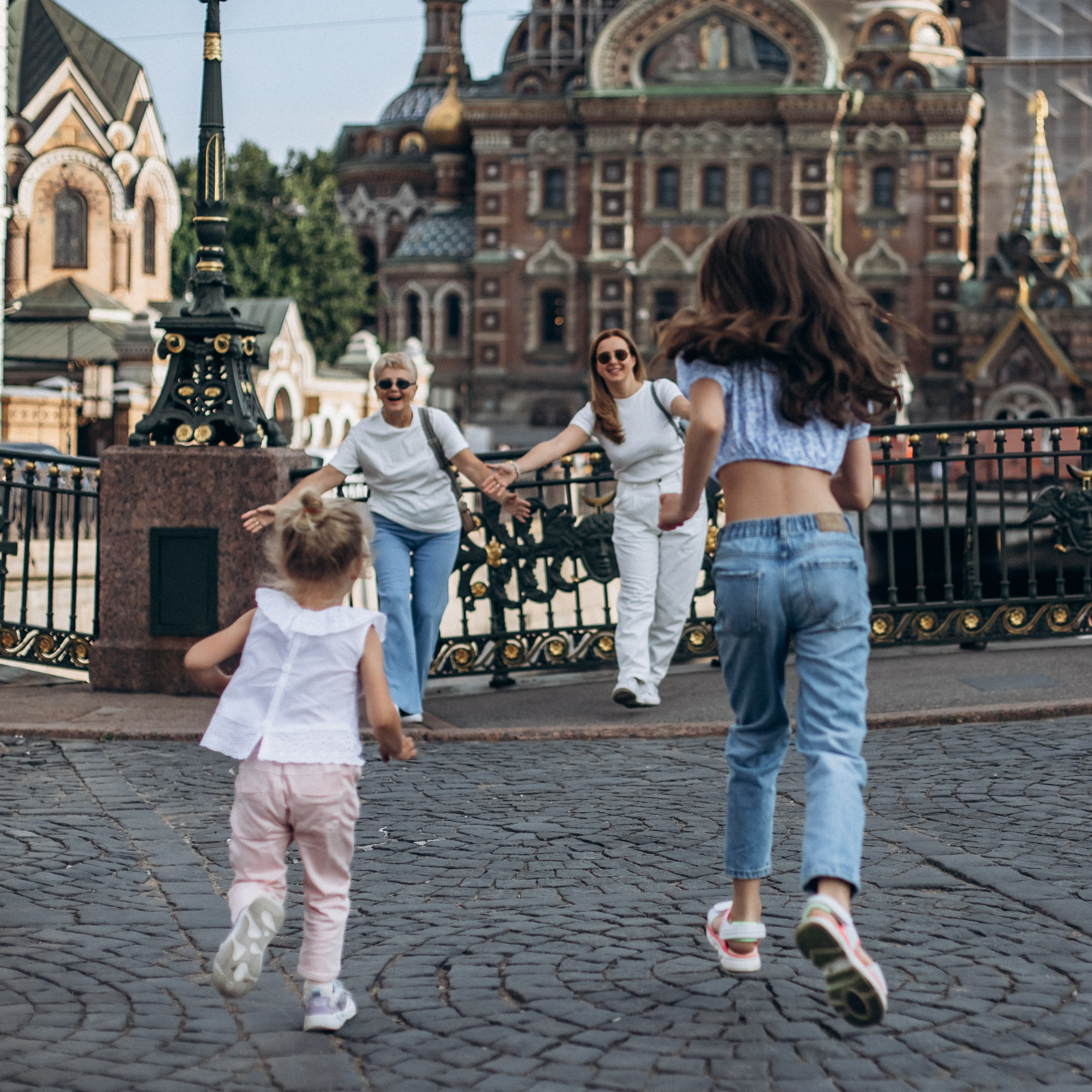 Дарья с семьей в июне. Фотопрогулка в Петербурге. Индивидуальный и семейный фотограф в Санкт-Петербурге