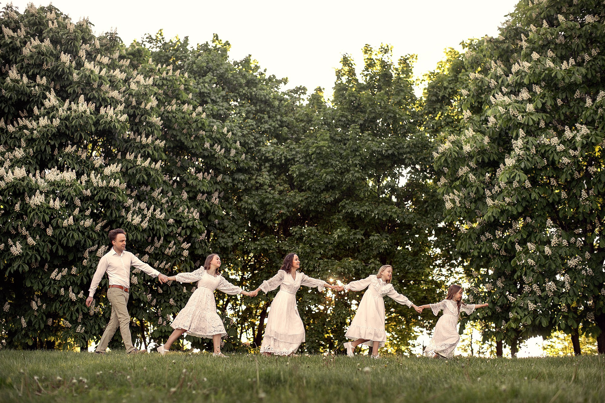 Нежнейшая семейная съемка в белом цветении. Tatyana Nadezhdina Family photographer