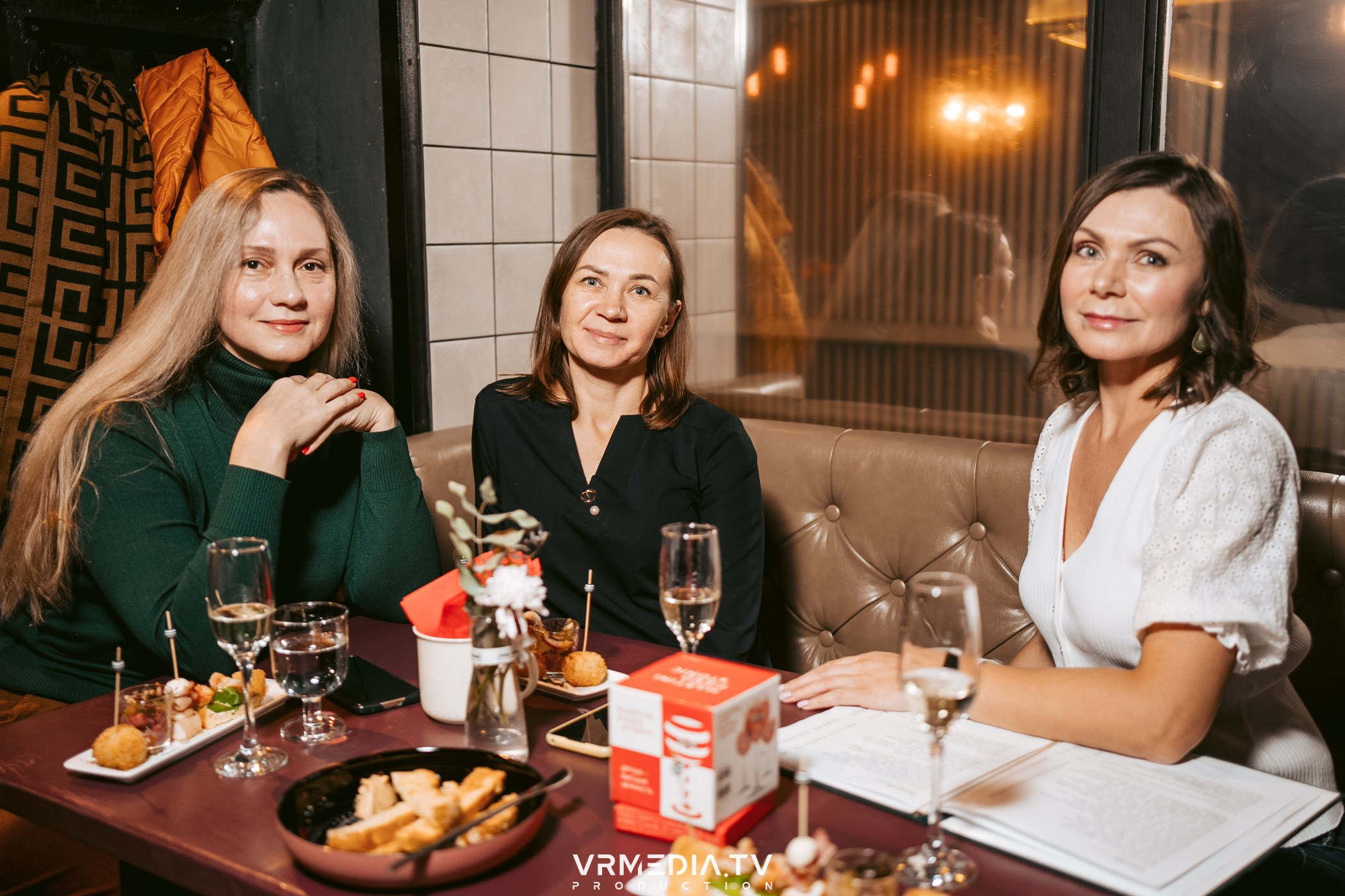 Вино и Стихи в баре «Supreme»