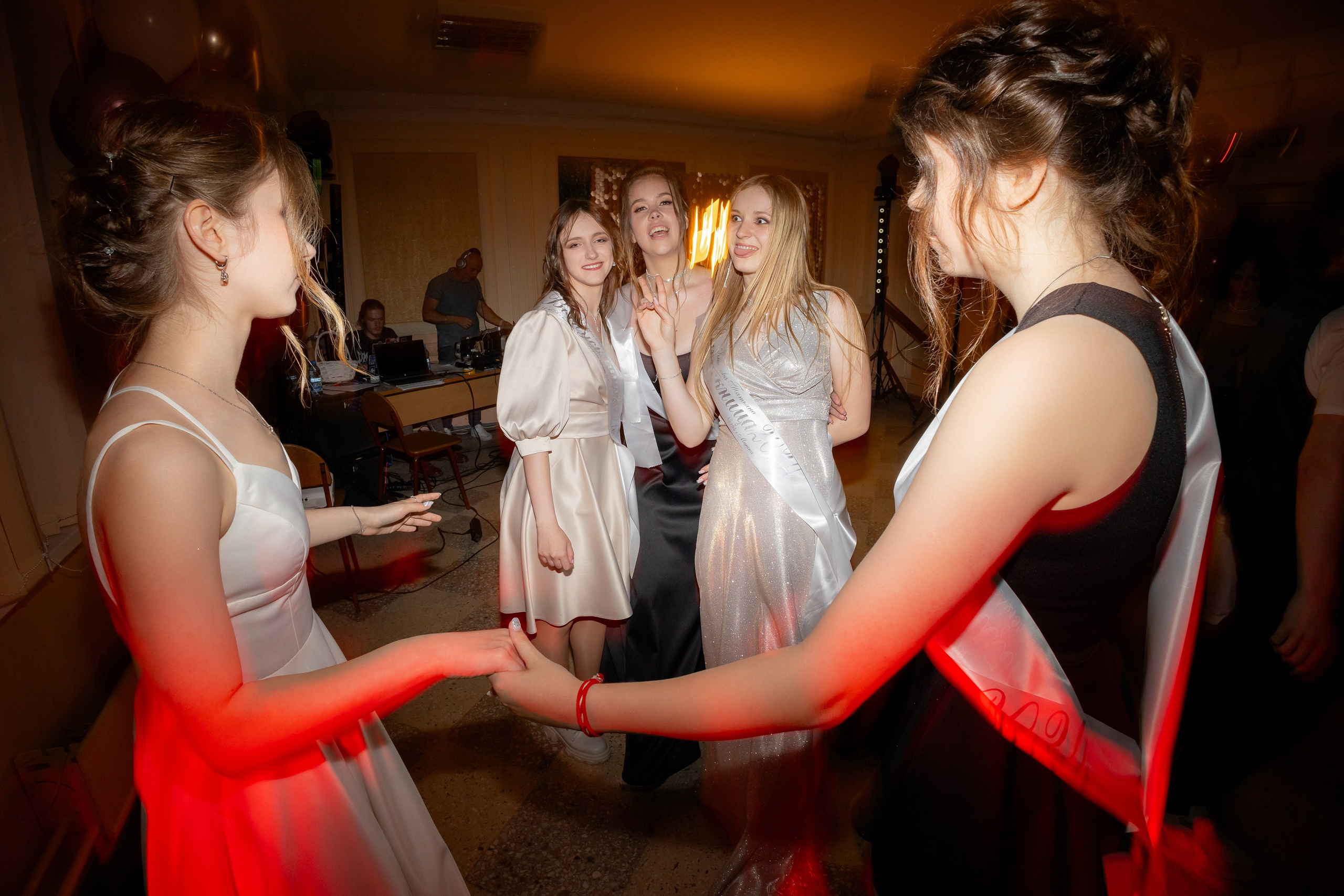 Школьный выпускной 2024 год в Соколе (Минск). Свадебный фотограф в Минске/Беларуси Сергей Спиридонов