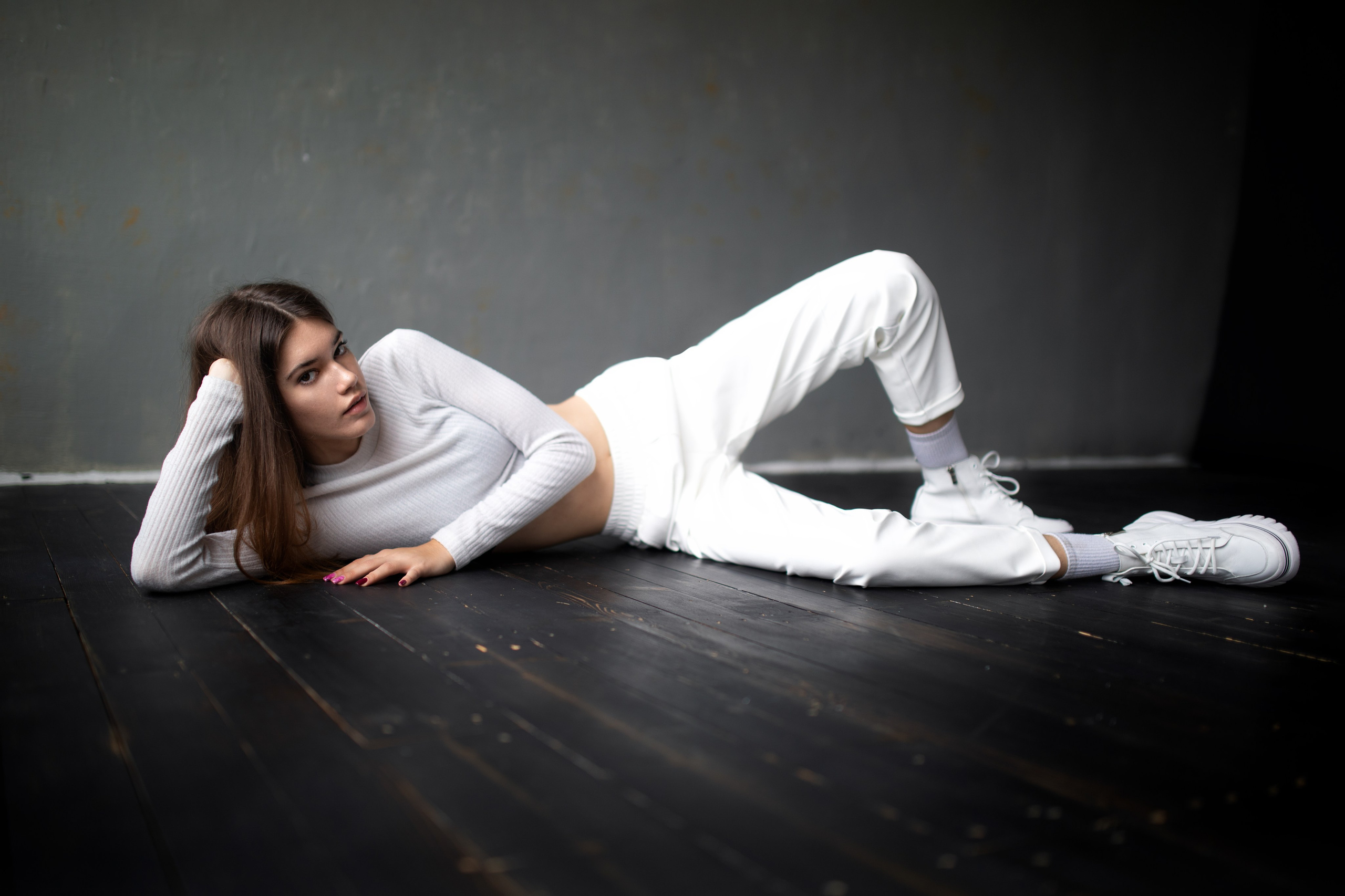 Съемка с Анастасией в студии с минимальным интерьером