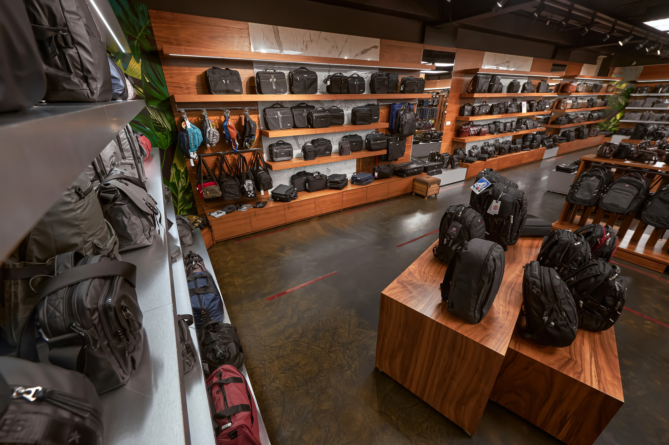 Портфолио по интерьерной и экстерьерной фотосъёмки: Мир сумок — Левый берег. Фотограф Яковлев Роман — Красноярск