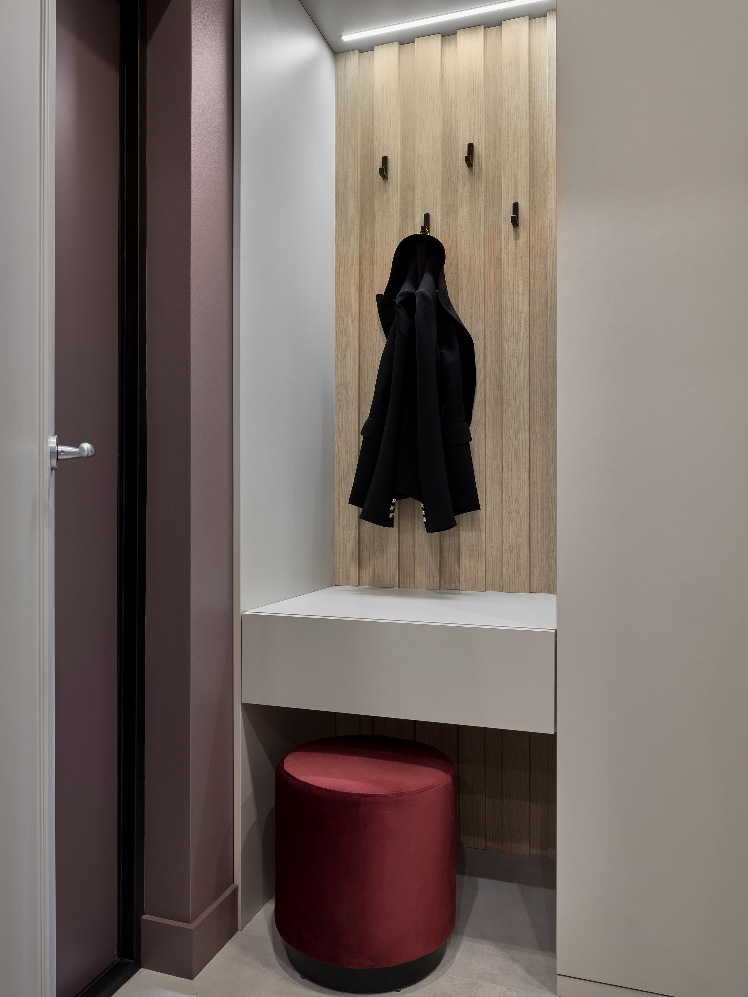 Светлое дерево и фиолетовые акценты. Фотограф Наталья Вершинина