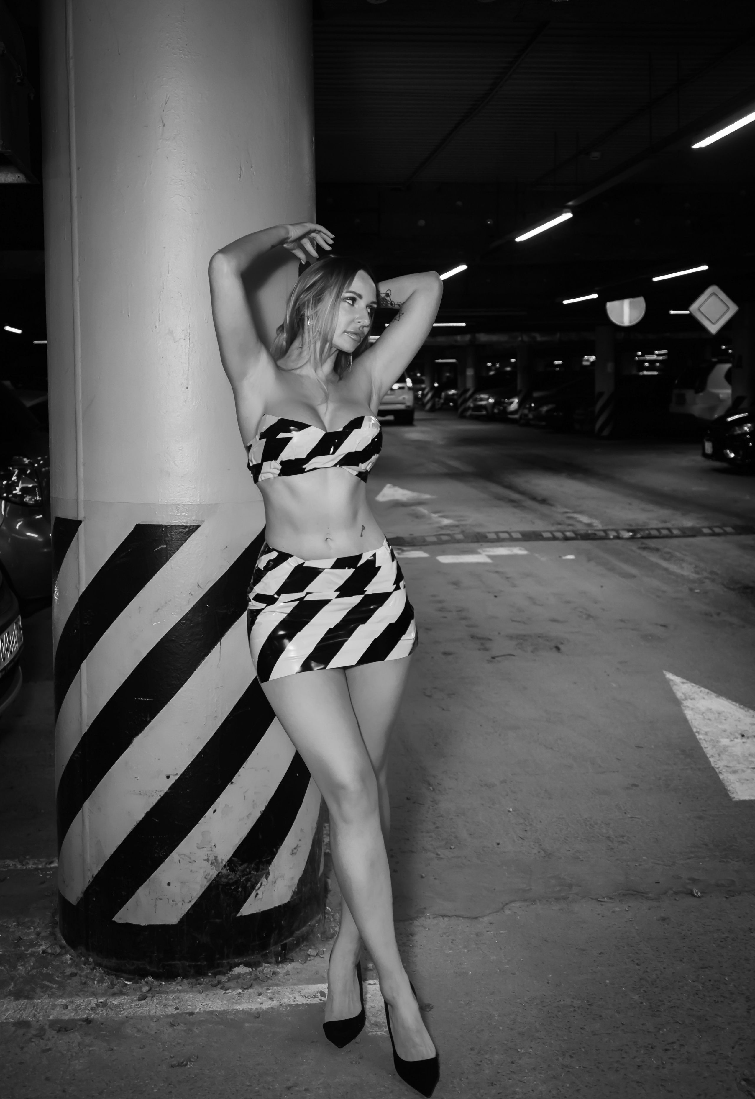 Съемка на парковке — модель Дина. Фотограф Москва и Видеограф Москва