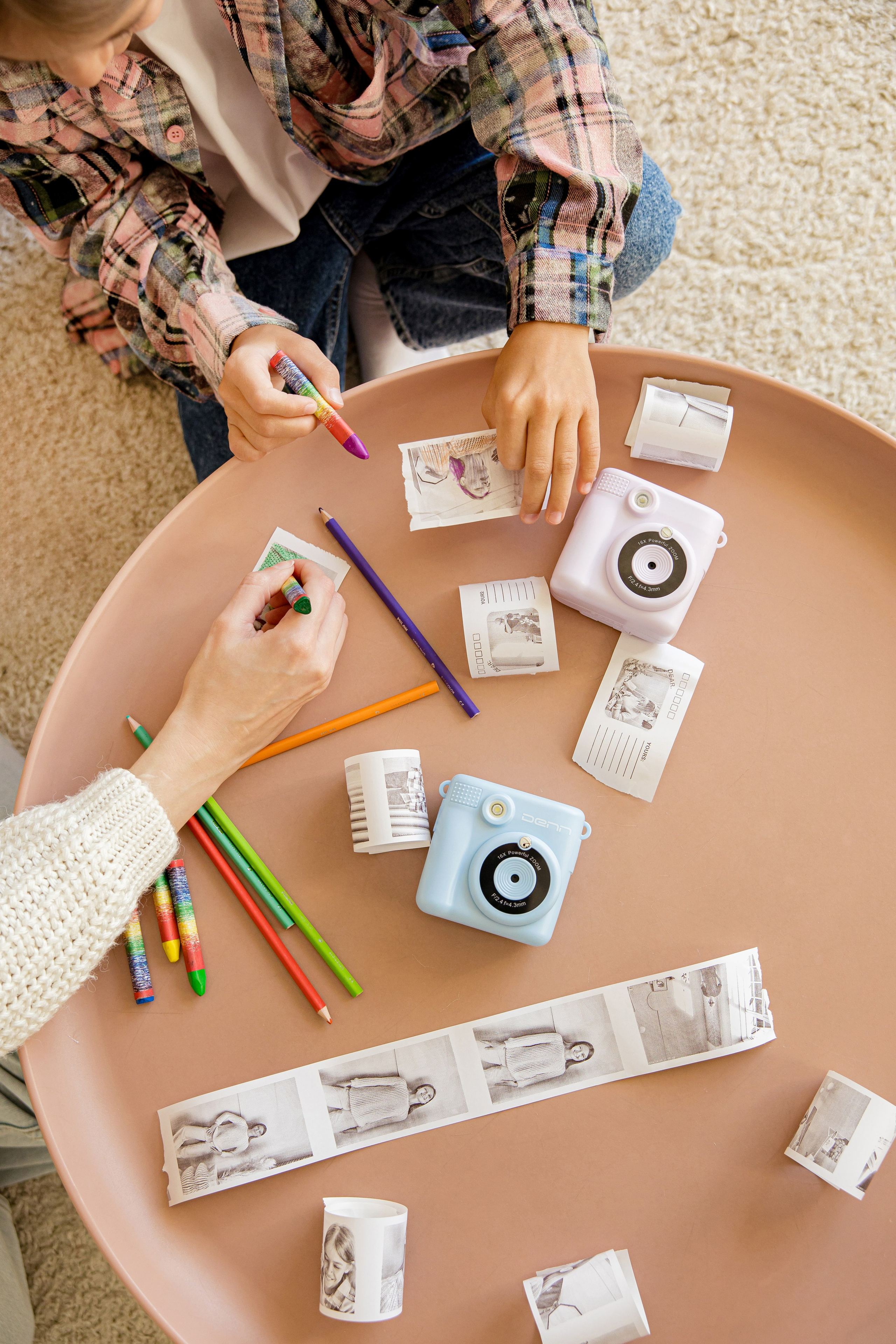 Раскрашивание черно-белых фотографий на столе