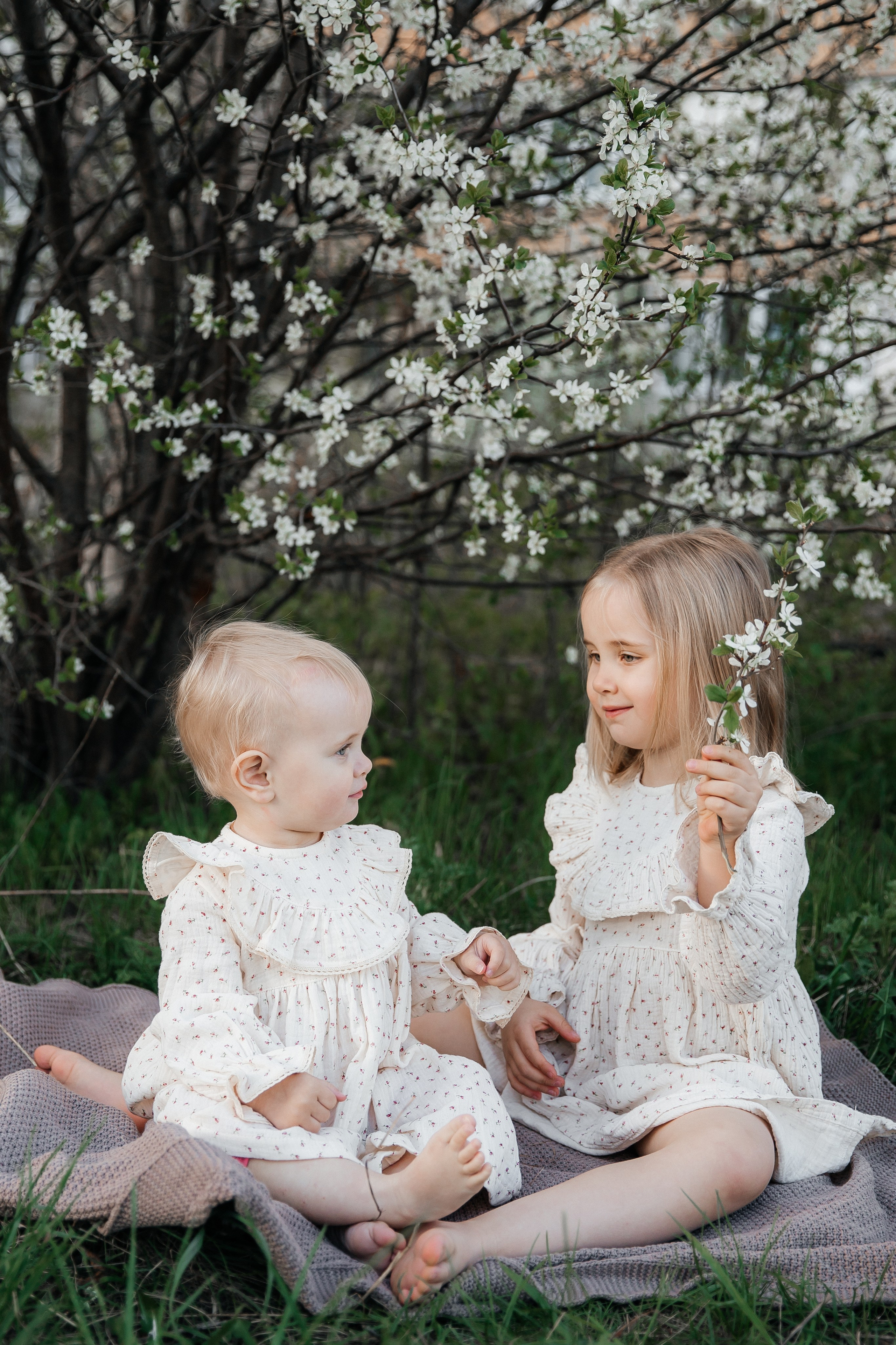 Катя и Маша в вишне. Семейный фотограф документалист в Пензе Лопатинская Татья