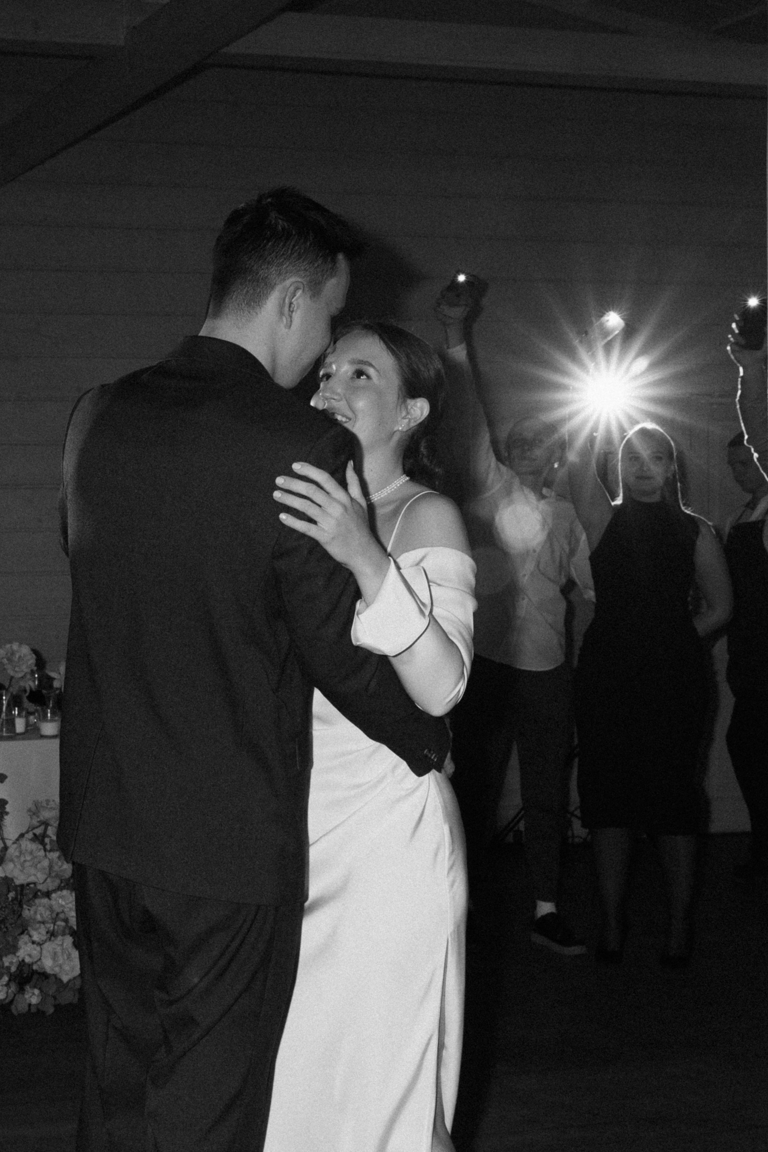 Лёня и Юля. Питер. От утра в отеле до вечеринки в ресторане на заливе. Цифра и плёнка. Свадебный фотограф Катерина Чулкова