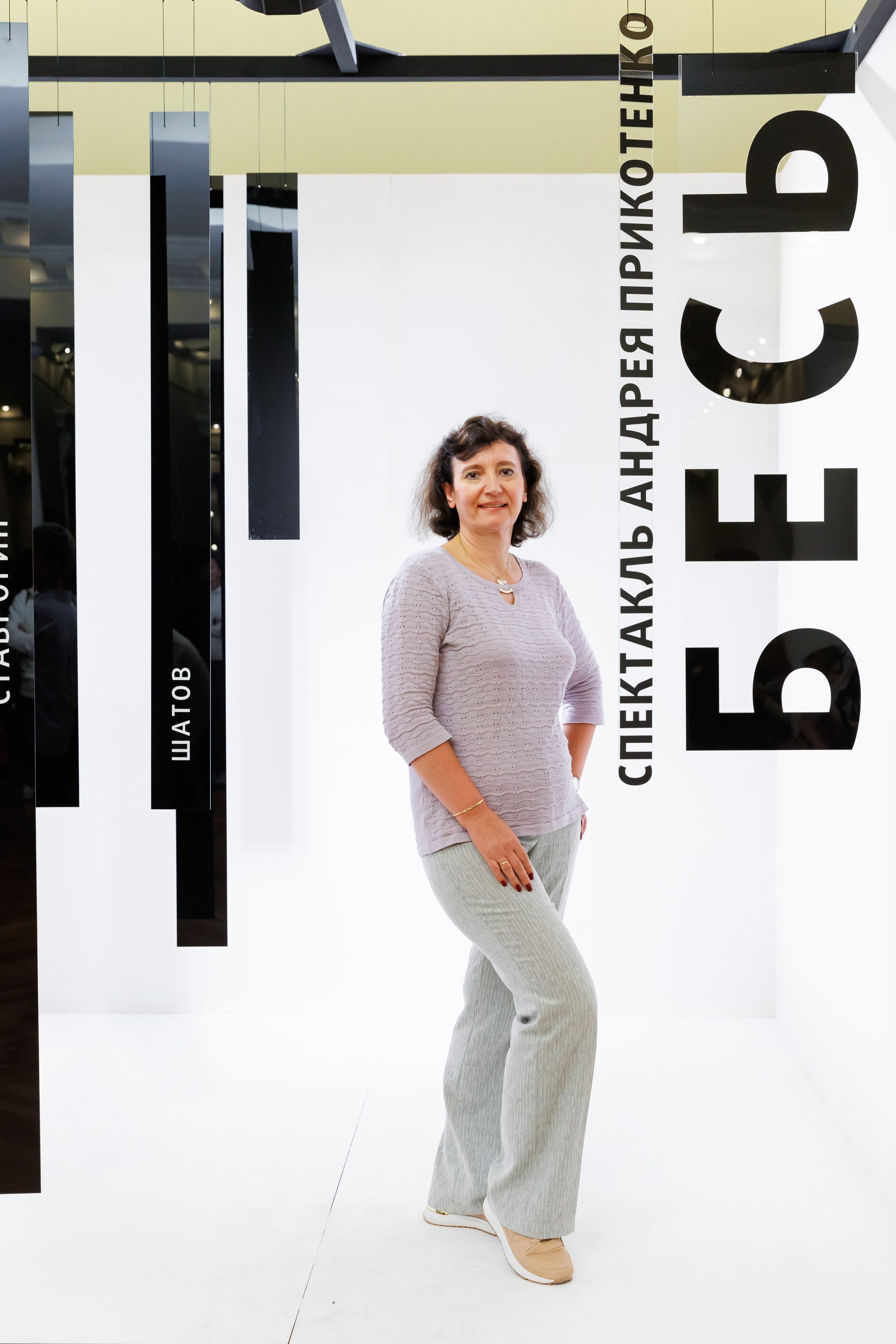 Красный факел — фотозона перед премьерой спектакля. Фотограф Новосибирск — Наталья Гресь